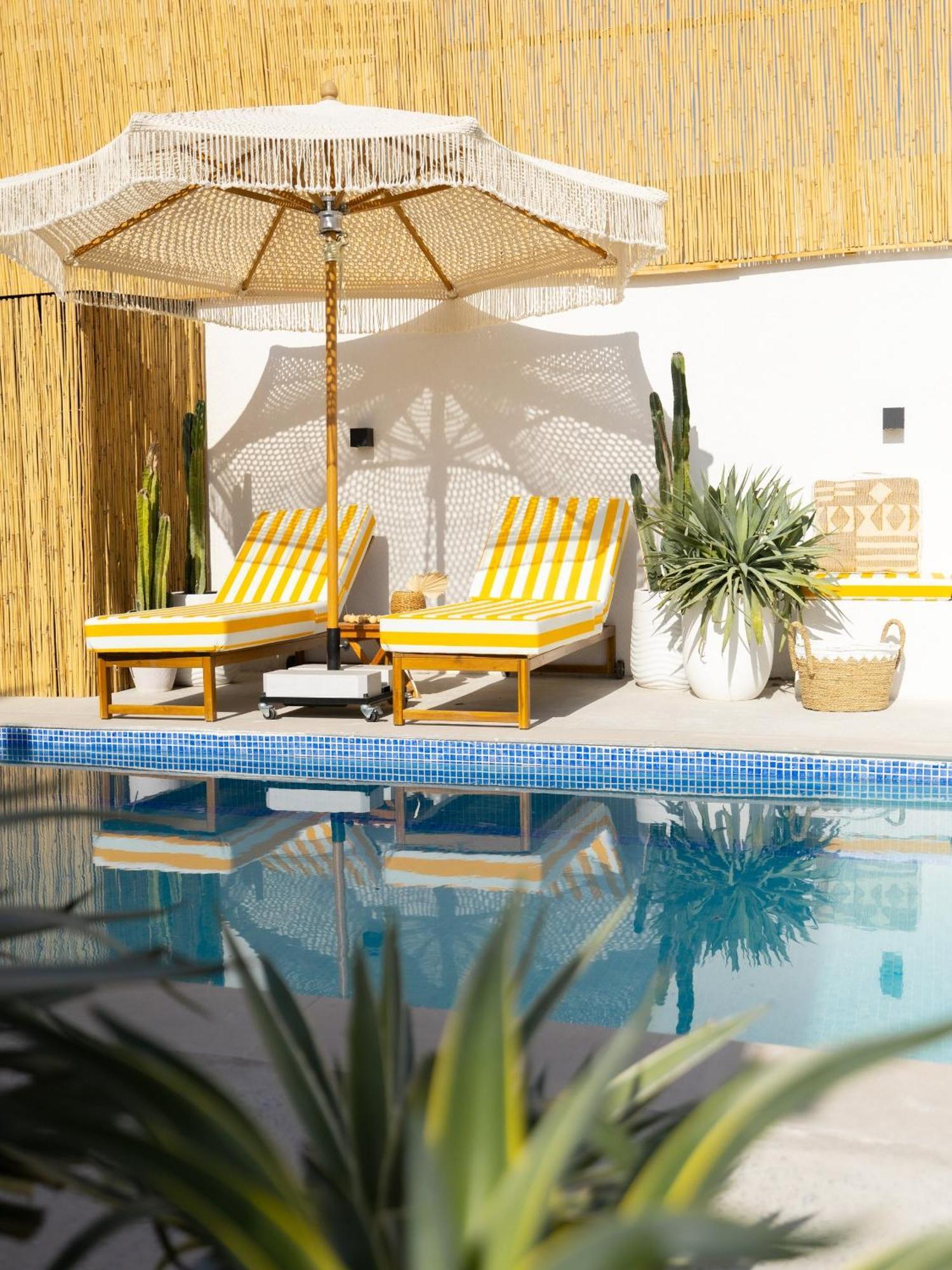 Luxury Boho Chic Beachside Escape, Shared Pool & Burj Khalifa View! Apartment *
