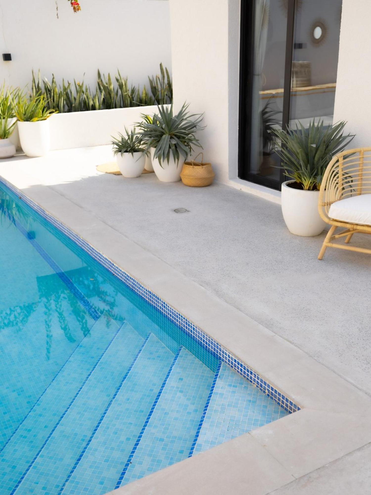 Apartment Luxury Boho Chic Beachside Escape, Shared Pool & Burj Khalifa View!