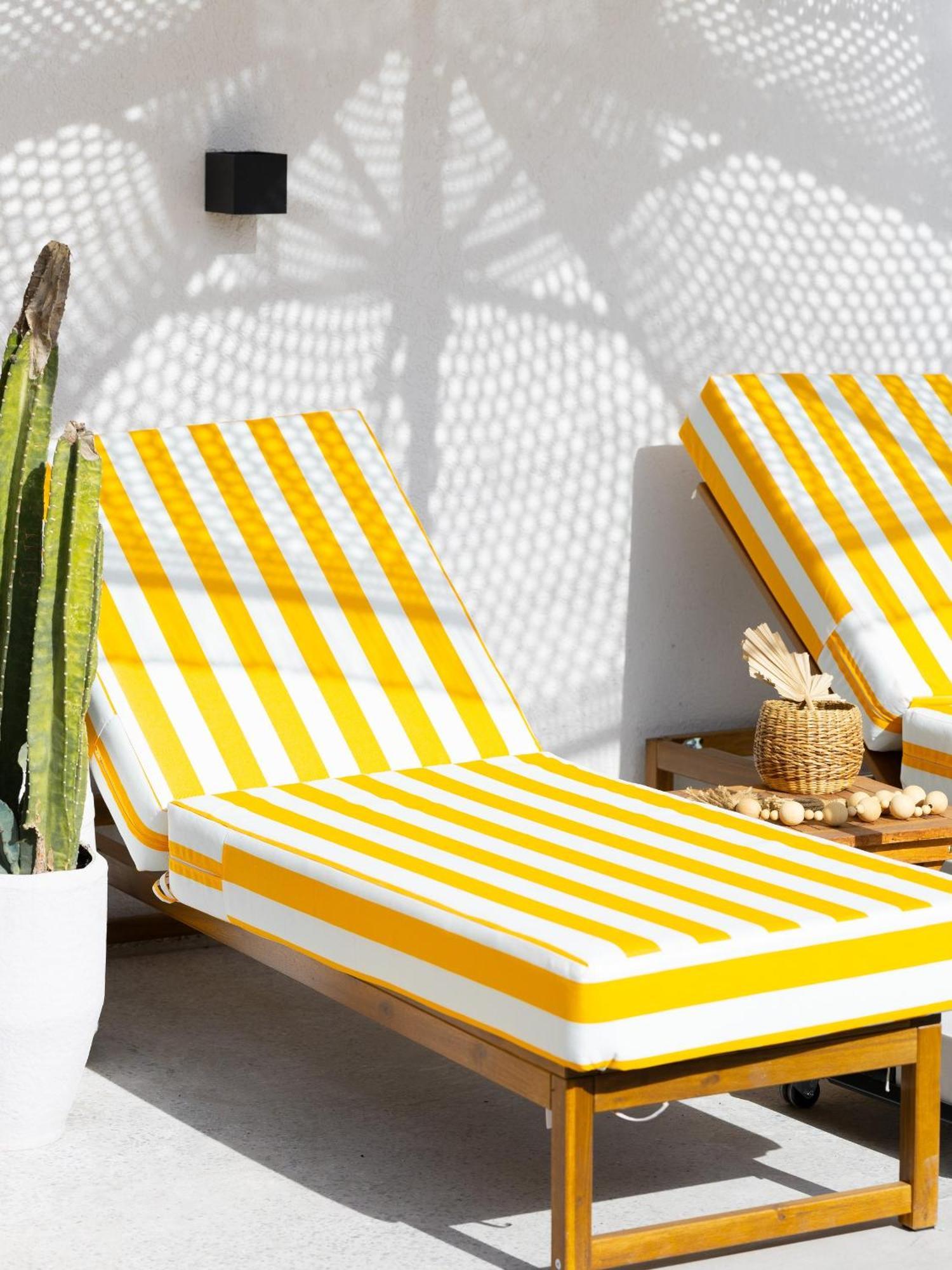 Luxury Boho Chic Beachside Escape, Shared Pool & Burj Khalifa View! Apartment *