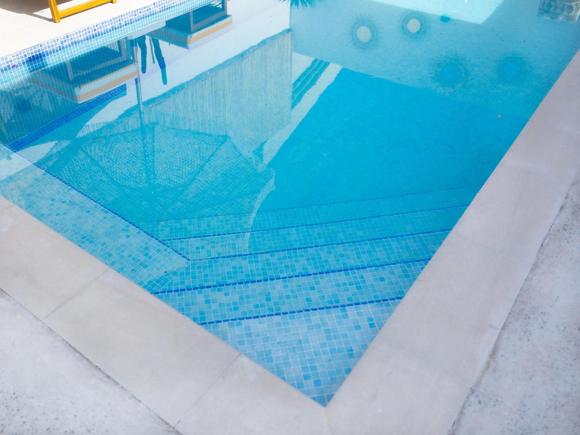 Luxury Boho Chic Beachside Escape, Shared Pool & Burj Khalifa View! Dubai