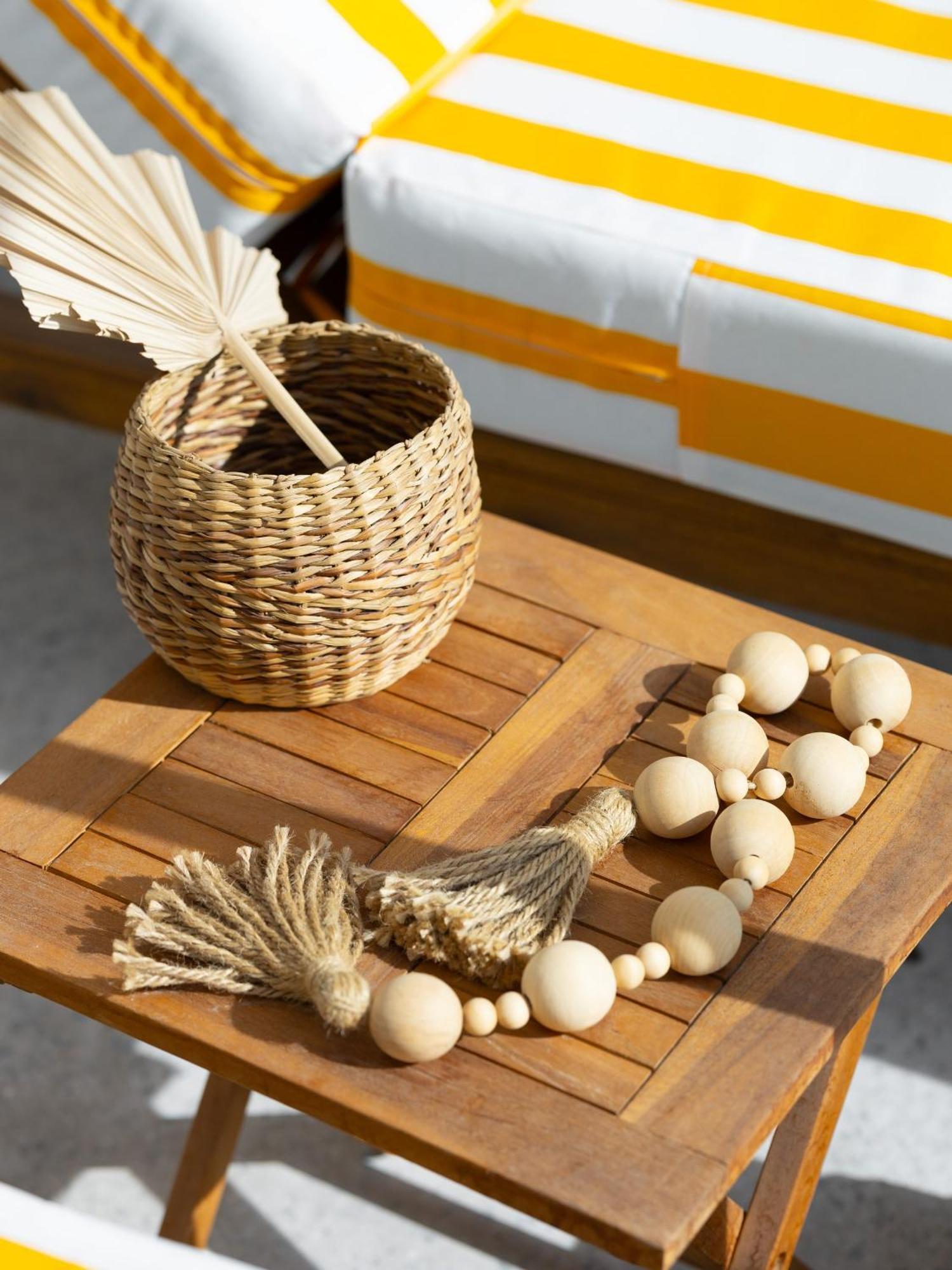 Apartment Luxury Boho Chic Beachside Escape, Shared Pool & Burj Khalifa View!