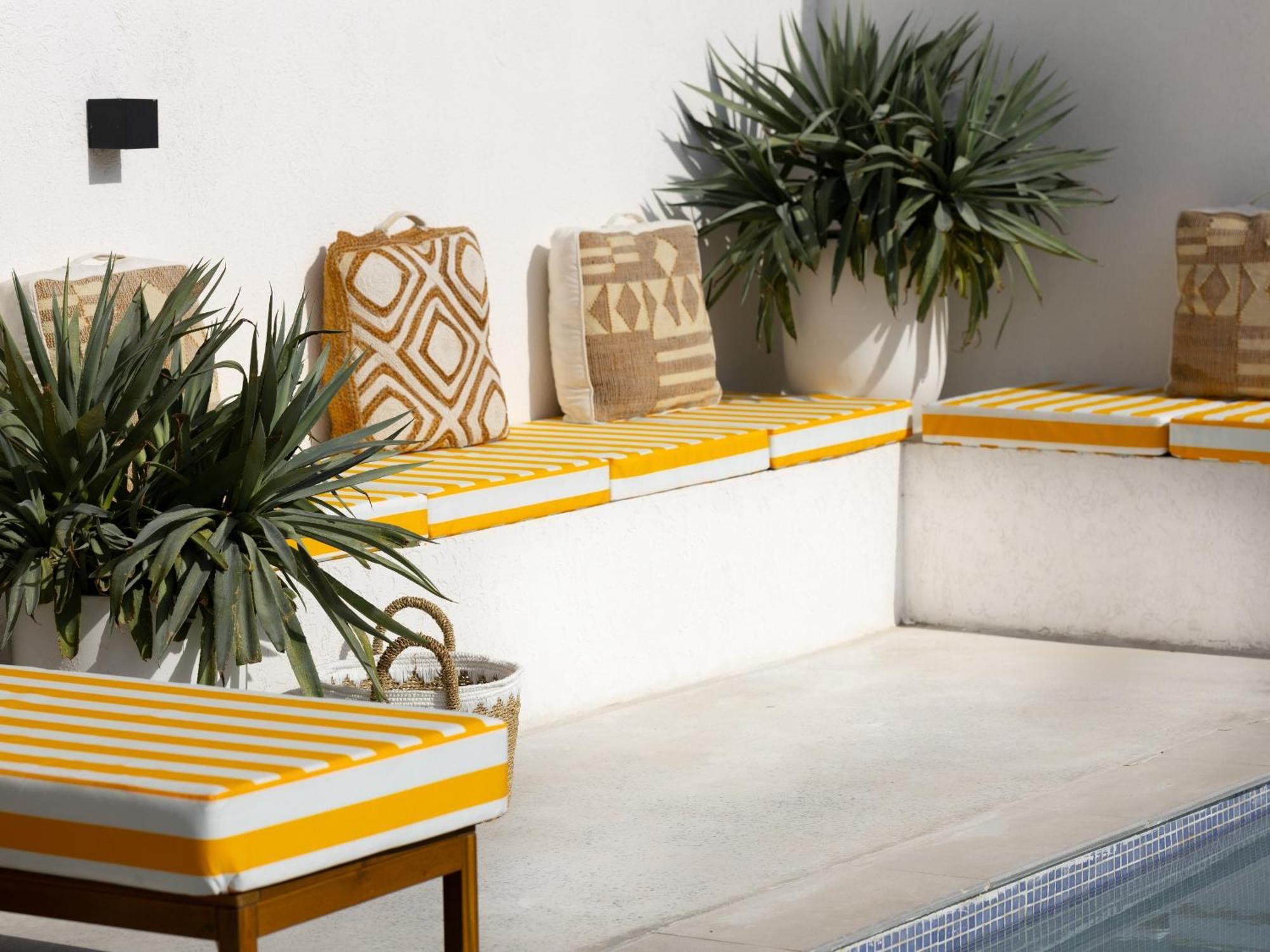 Luxury Boho Chic Beachside Escape, Shared Pool & Burj Khalifa View! Apartment *