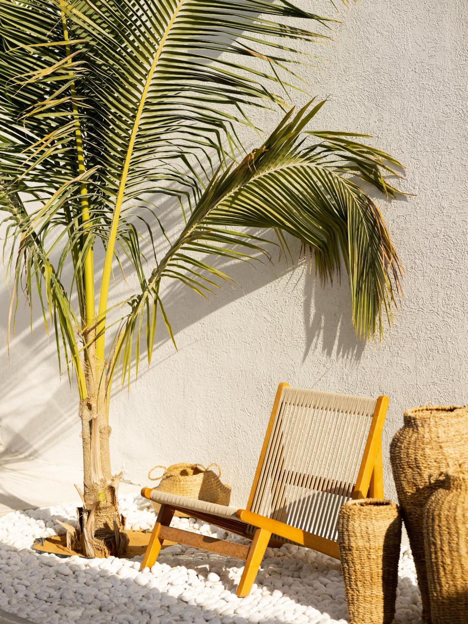Apartment Luxury Boho Chic Beachside Escape, Shared Pool & Burj Khalifa View!