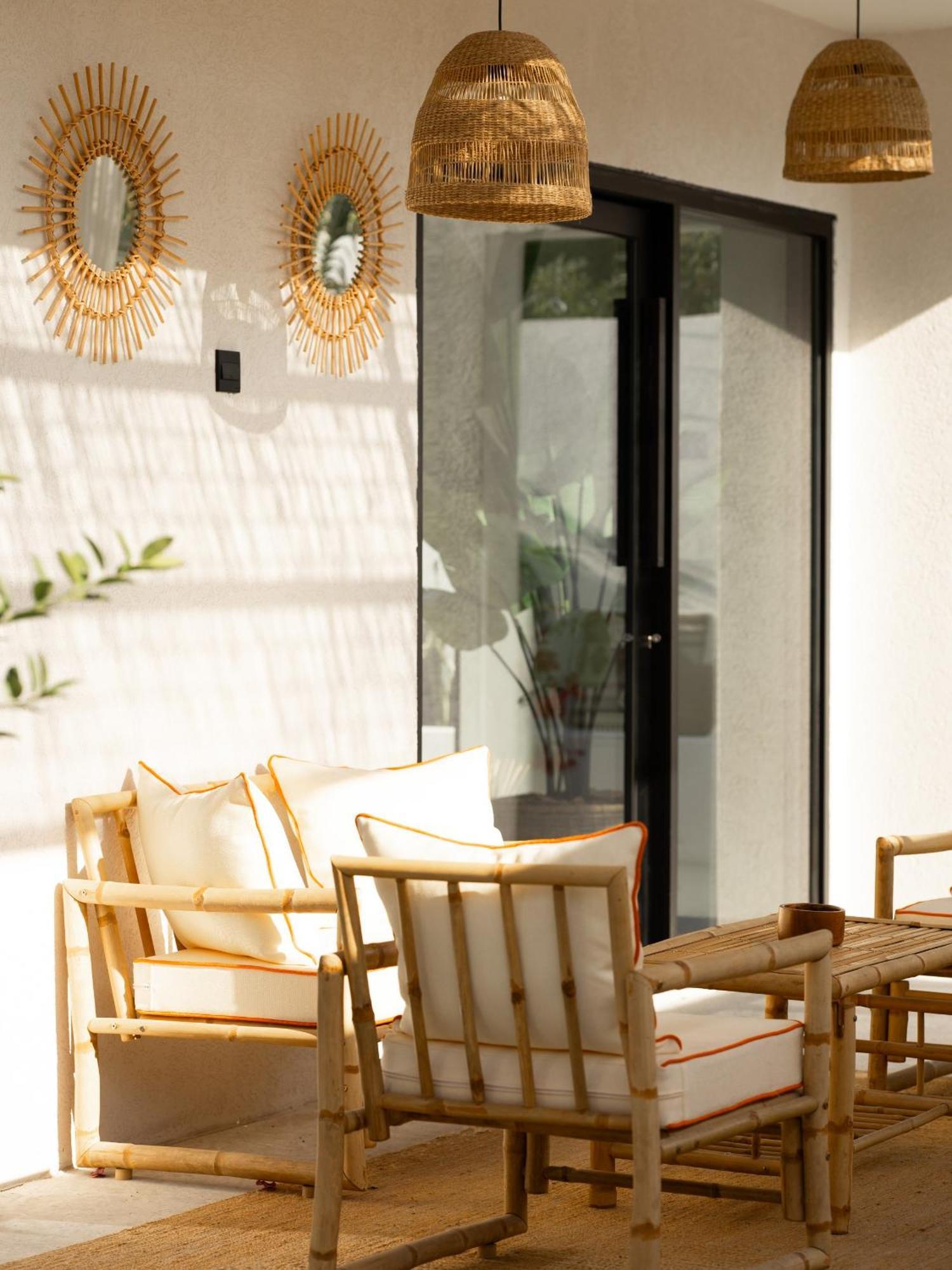 Luxury Boho Chic Beachside Escape, Shared Pool & Burj Khalifa View! Dubai