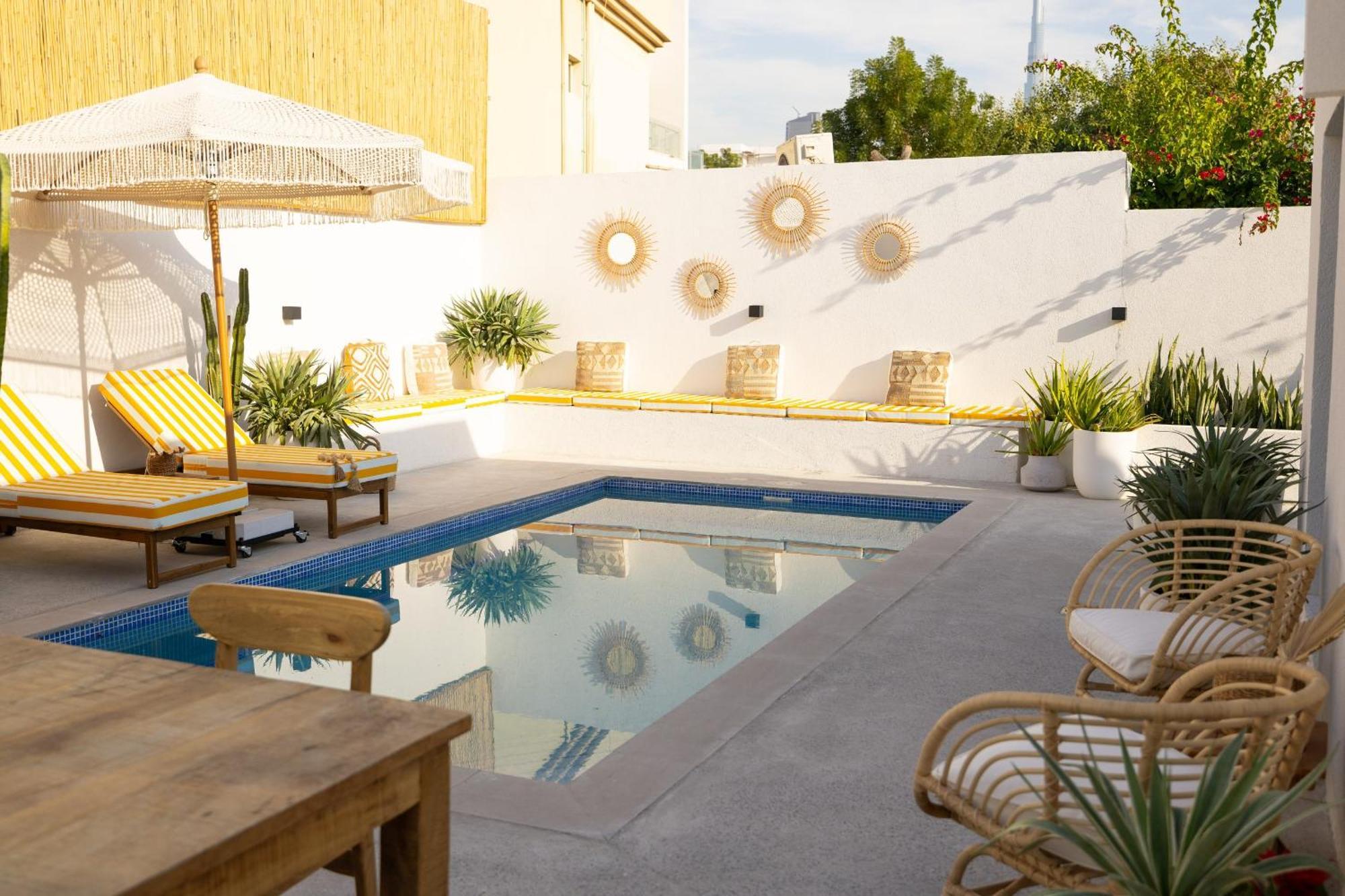Luxury Boho Chic Beachside Escape, Shared Pool & Burj Khalifa View! Apartment *