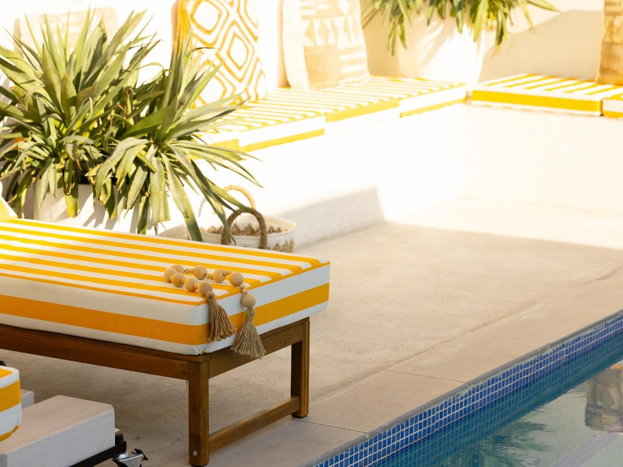 Apartment Luxury Boho Chic Beachside Escape, Shared Pool & Burj Khalifa View! *