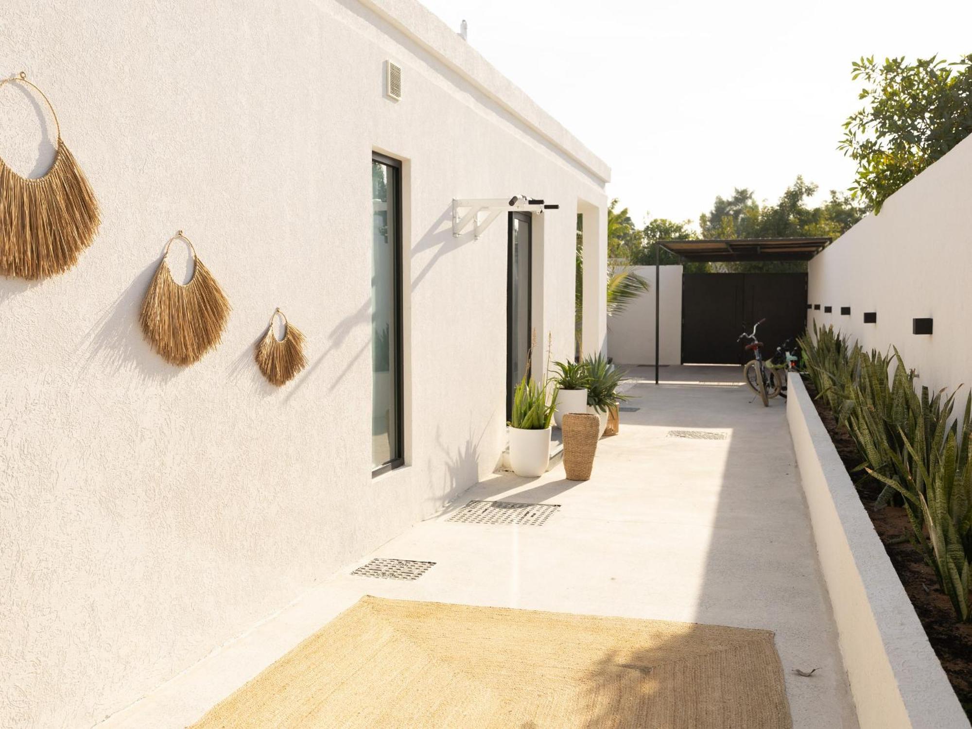 Luxury Boho Chic Beachside Escape, Shared Pool & Burj Khalifa View! * Dubai