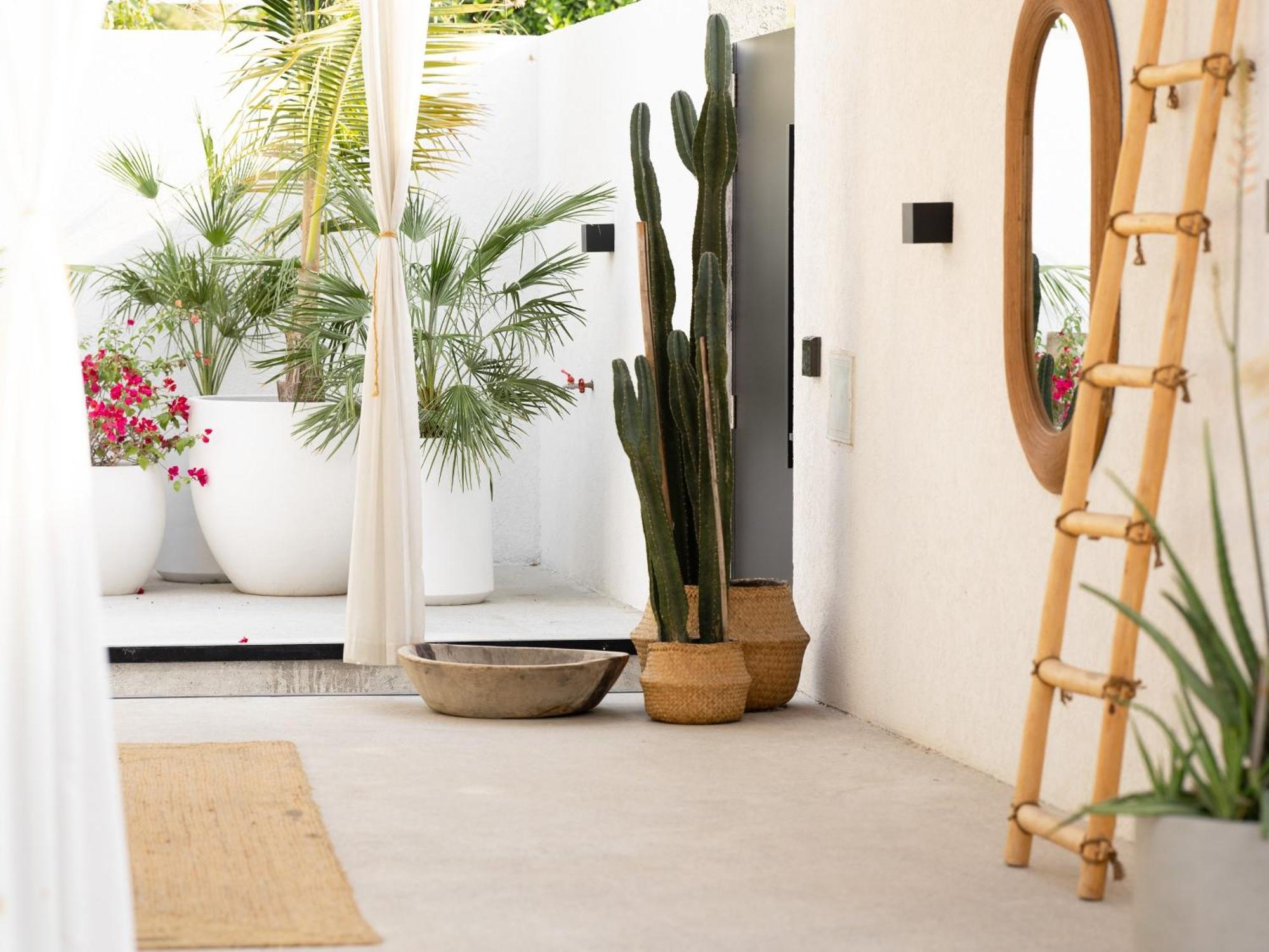 Apartment Luxury Boho Chic Beachside Escape, Shared Pool & Burj Khalifa View!