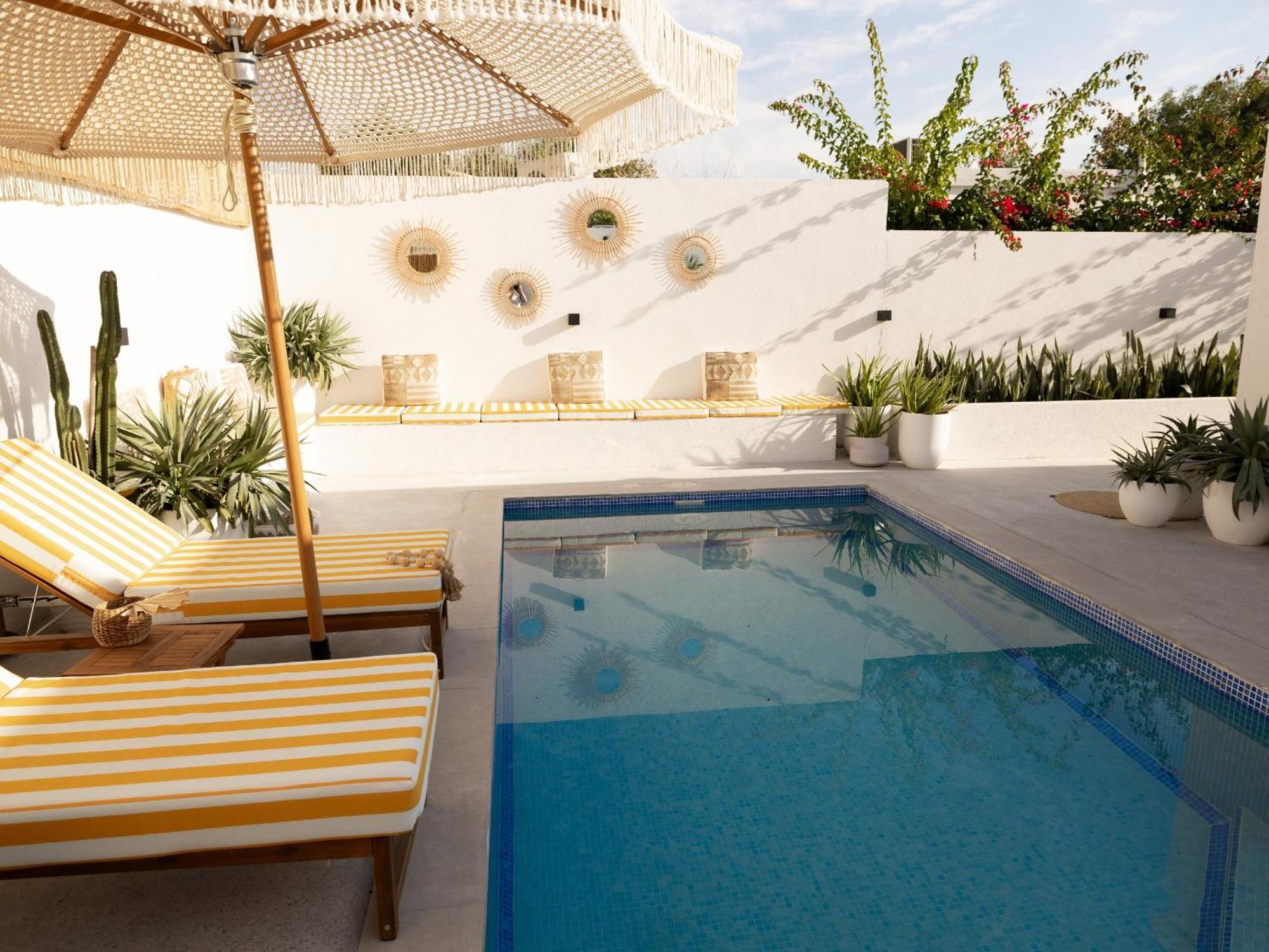 Luxury Boho Chic Beachside Escape, Shared Pool & Burj Khalifa View! Apartment *