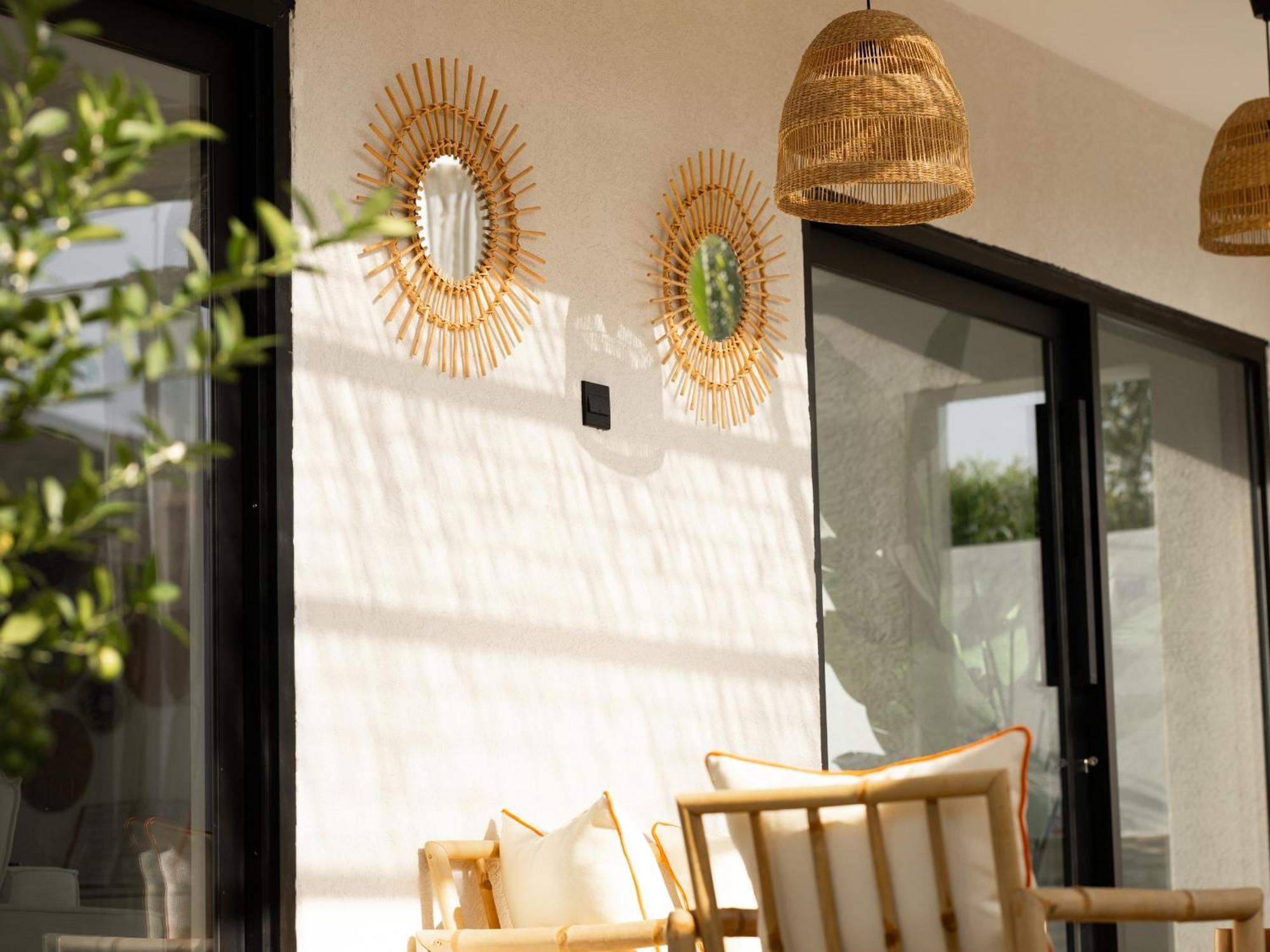 Luxury Boho Chic Beachside Escape, Shared Pool & Burj Khalifa View! Dubai