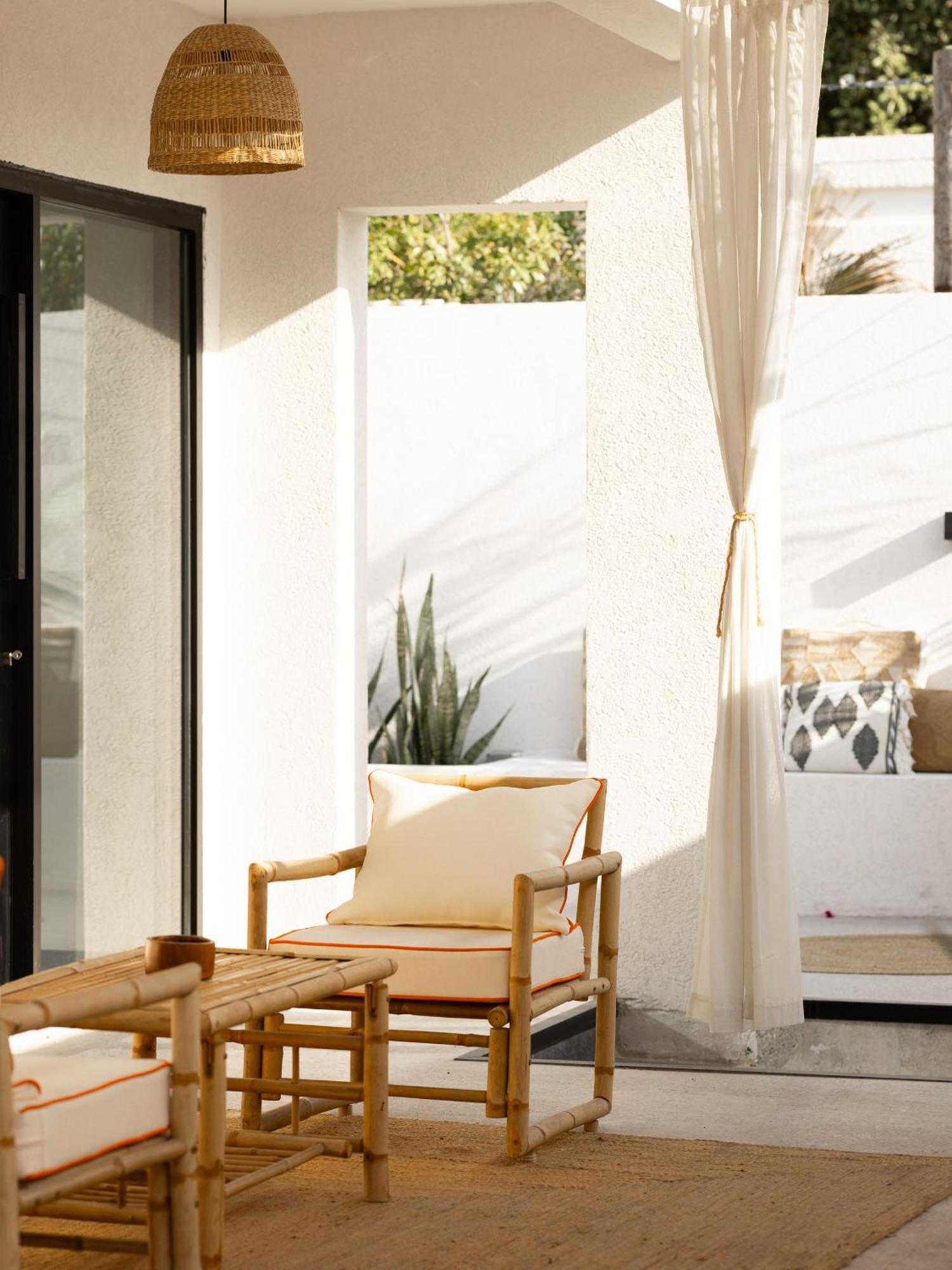 Apartment Luxury Boho Chic Beachside Escape, Shared Pool & Burj Khalifa View! Dubai
