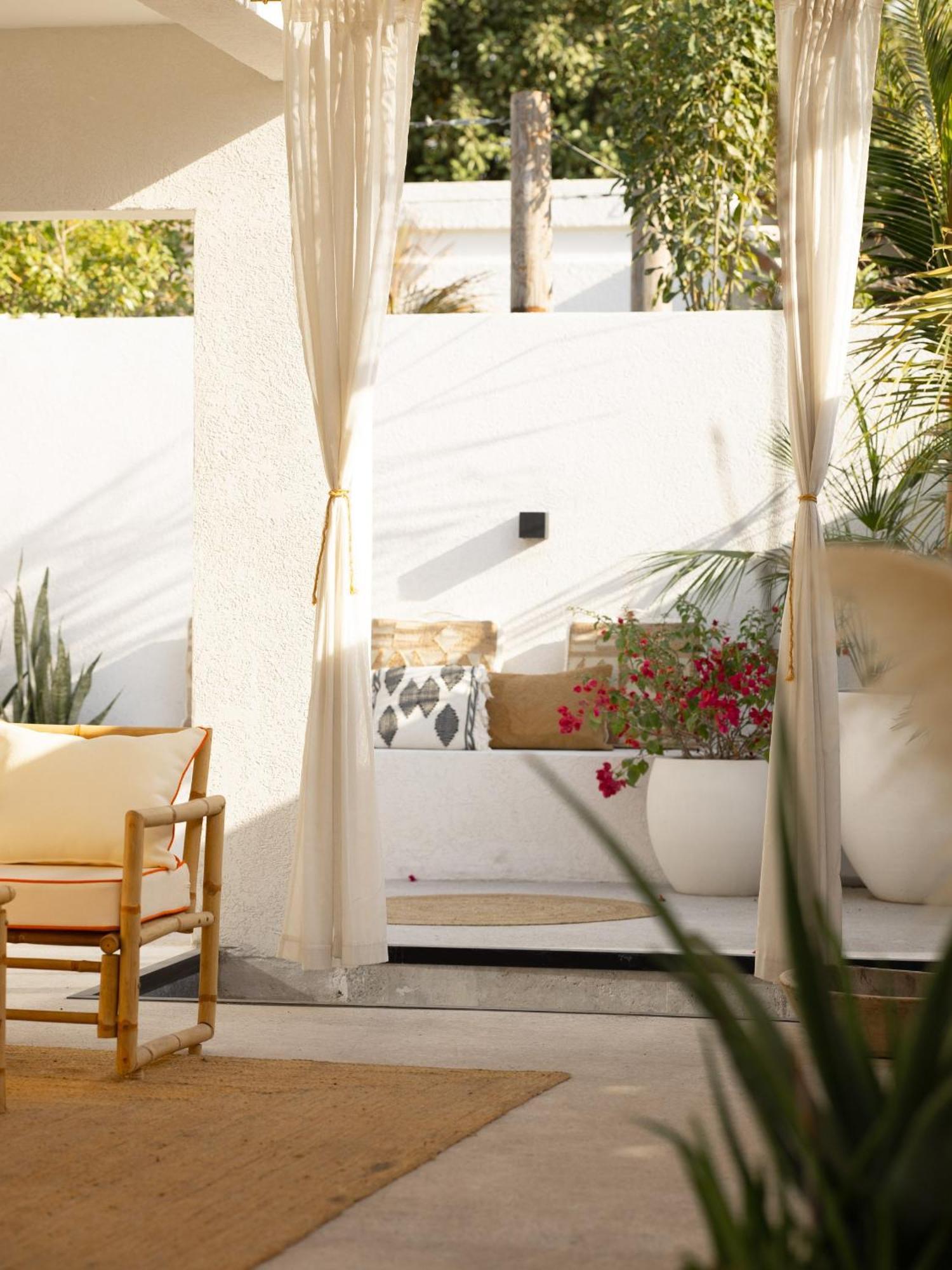 Luxury Boho Chic Beachside Escape, Shared Pool & Burj Khalifa View! Dubai