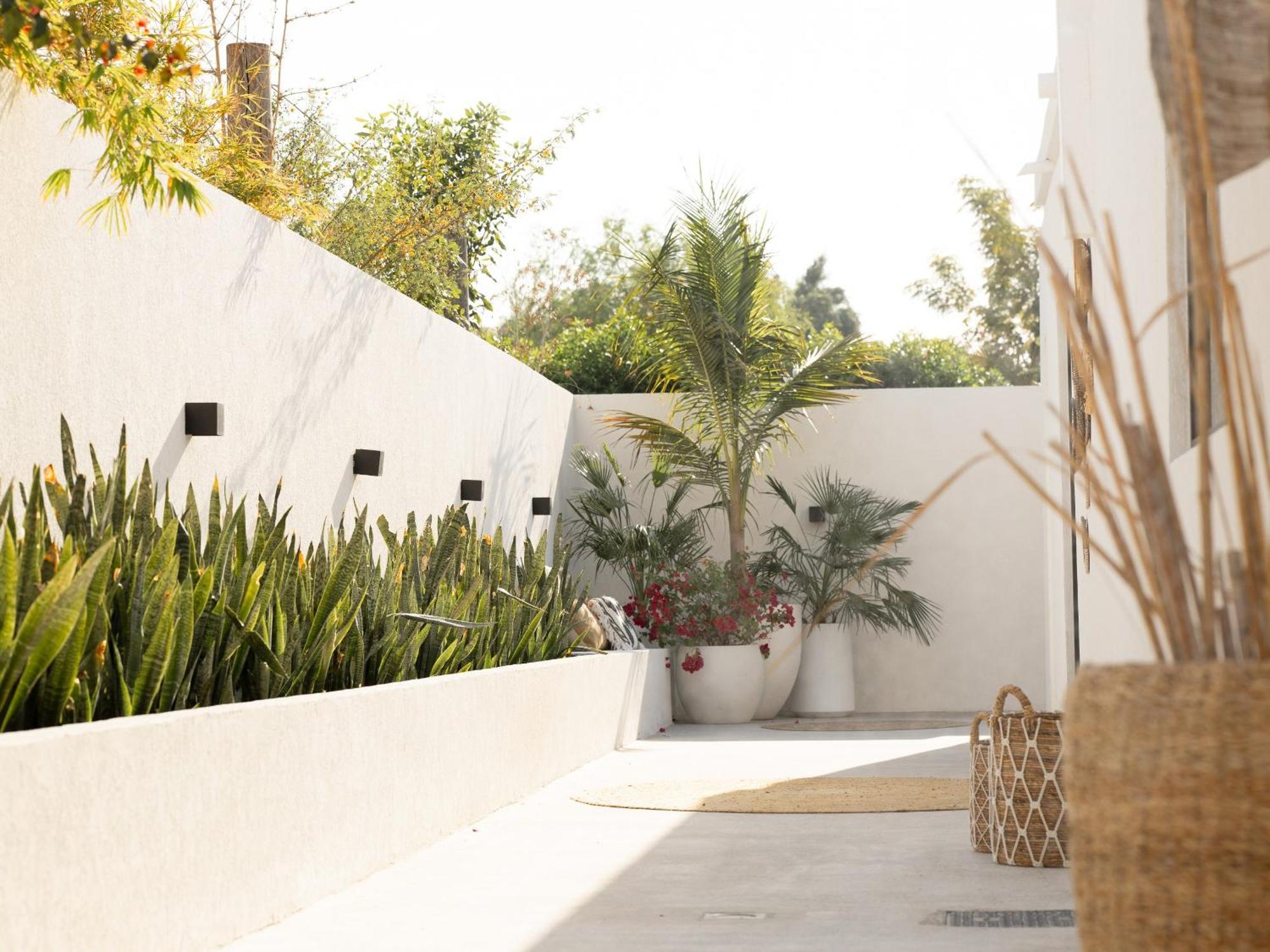 Luxury Boho Chic Beachside Escape, Shared Pool & Burj Khalifa View! * Dubai