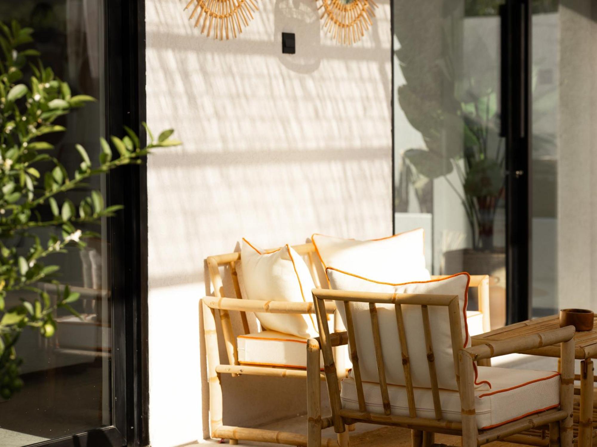 Apartment Luxury Boho Chic Beachside Escape, Shared Pool & Burj Khalifa View! *