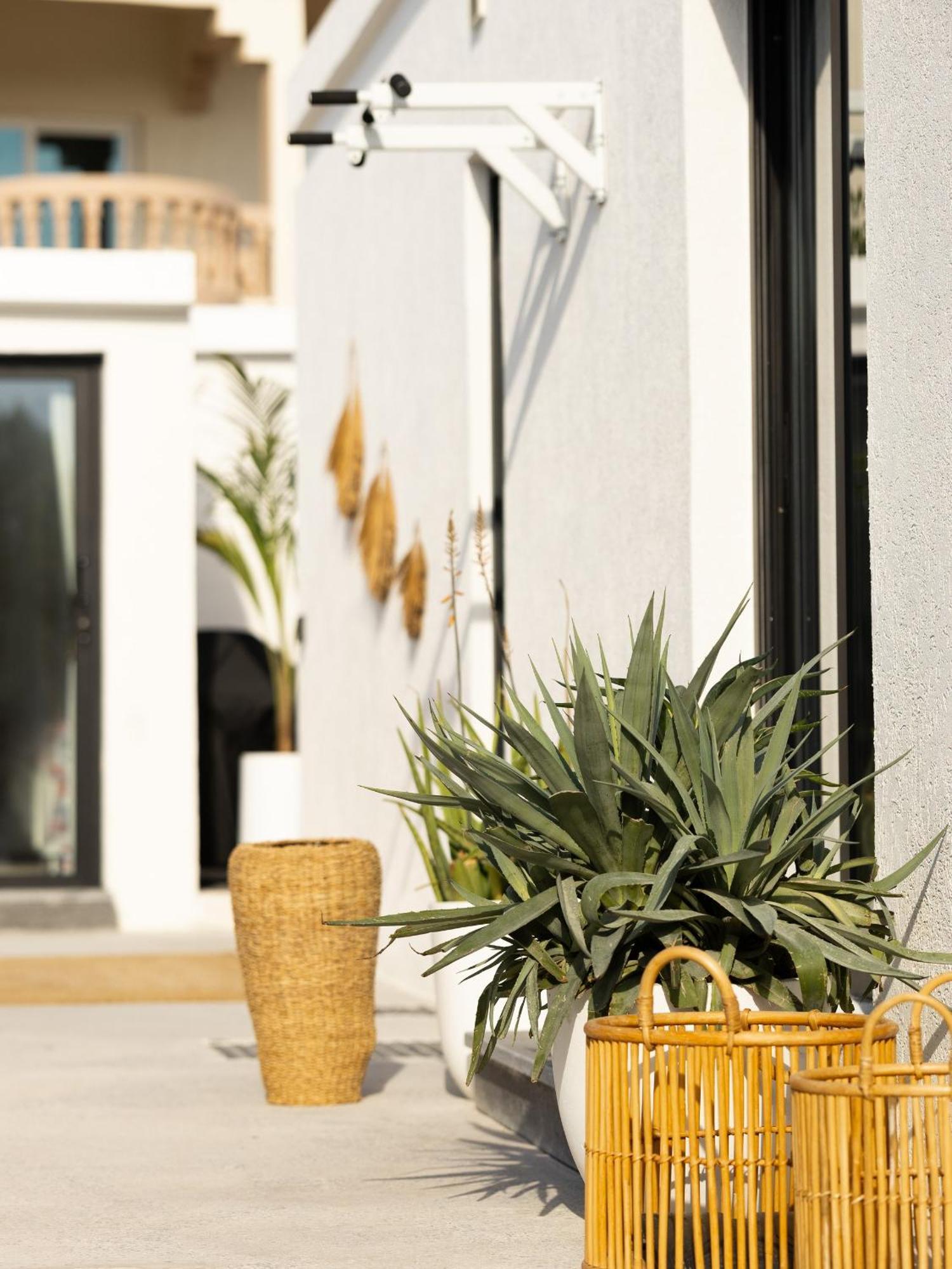 Luxury Boho Chic Beachside Escape, Shared Pool & Burj Khalifa View! Dubai