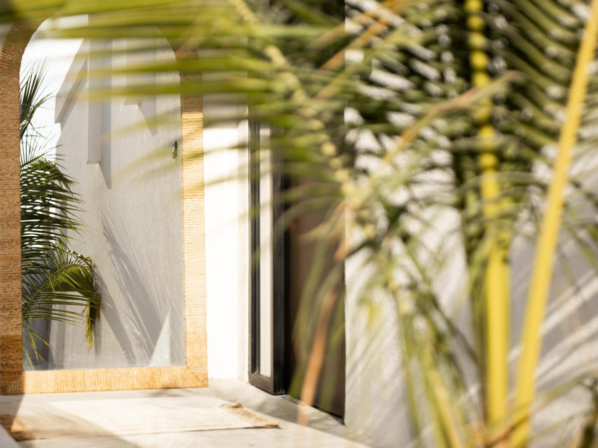 Luxury Boho Chic Beachside Escape, Shared Pool & Burj Khalifa View! Apartment *