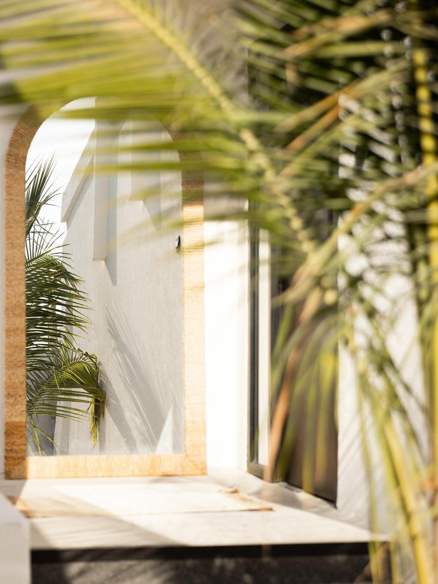 Luxury Boho Chic Beachside Escape, Shared Pool & Burj Khalifa View! Apartment Dubai