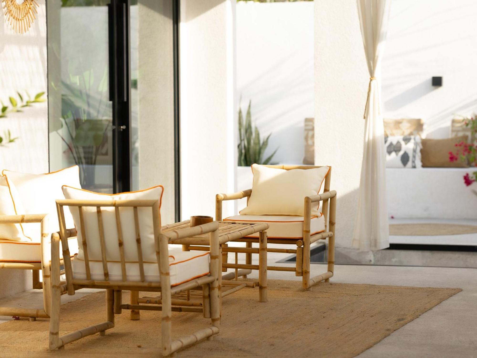 Apartment Luxury Boho Chic Beachside Escape, Shared Pool & Burj Khalifa View!
