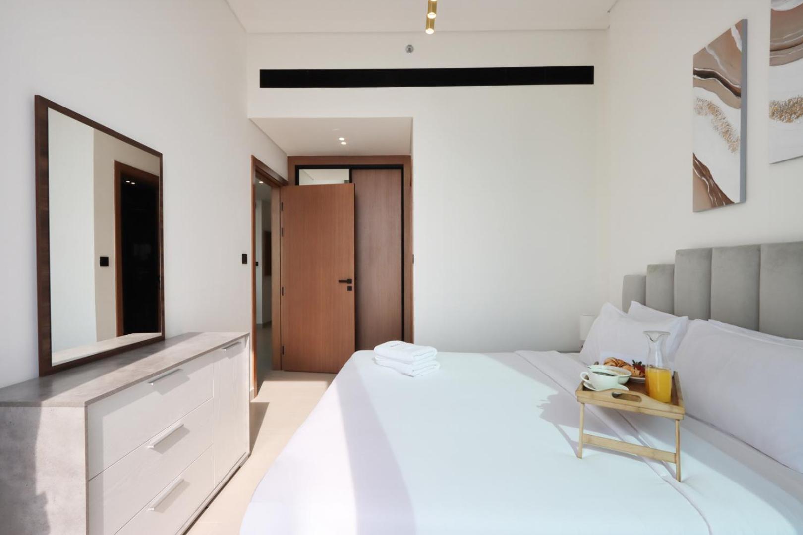 Livbnb-1b Elegant Living With Views, Jvc