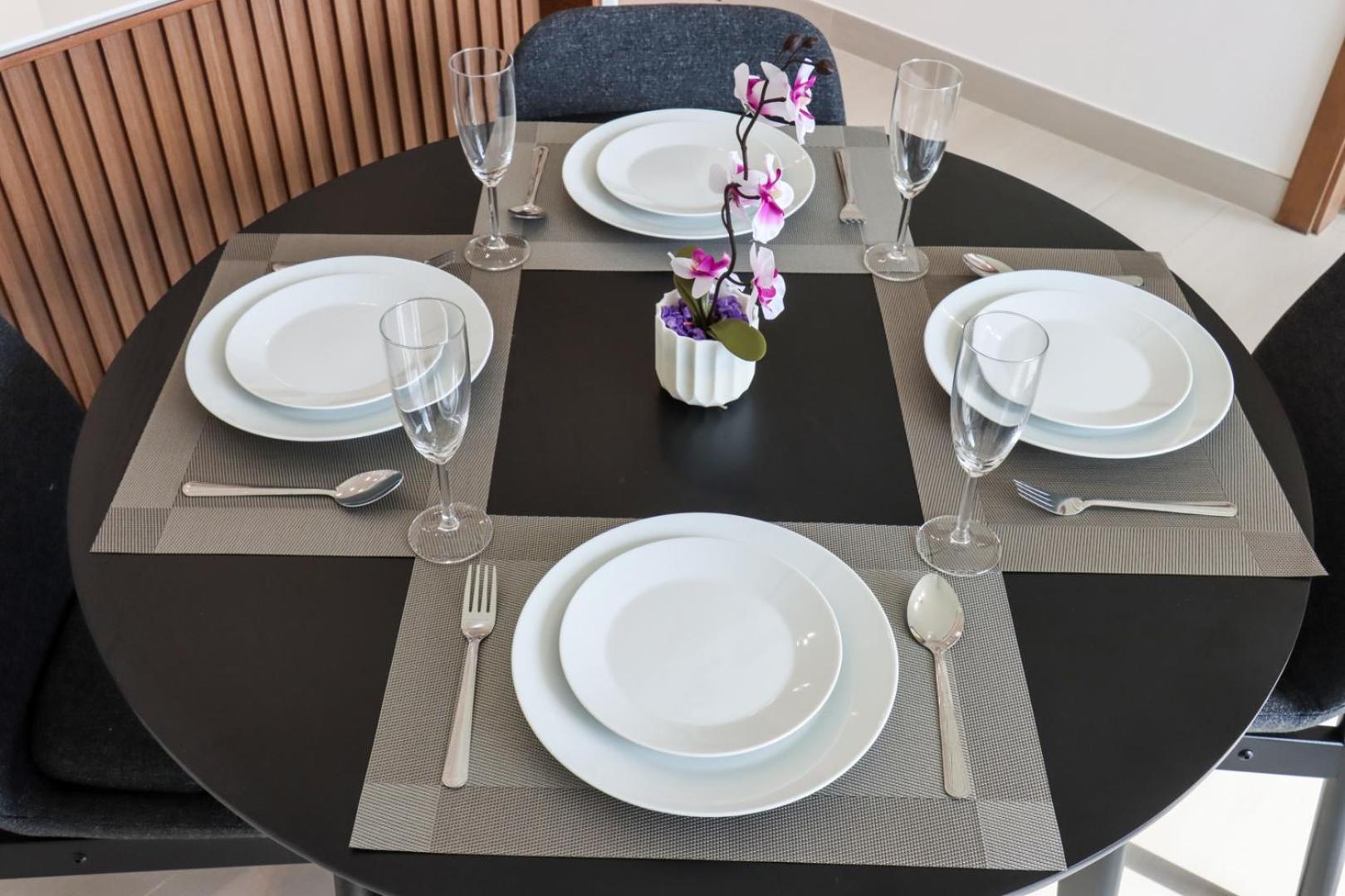 Livbnb-1b Elegant Living With Views, Jvc