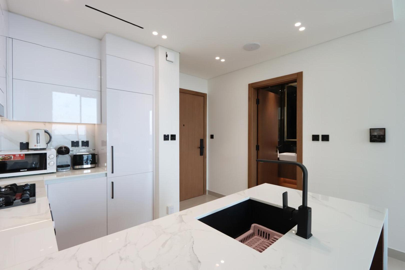Livbnb-1b Elegant Living With Views, Jvc *
