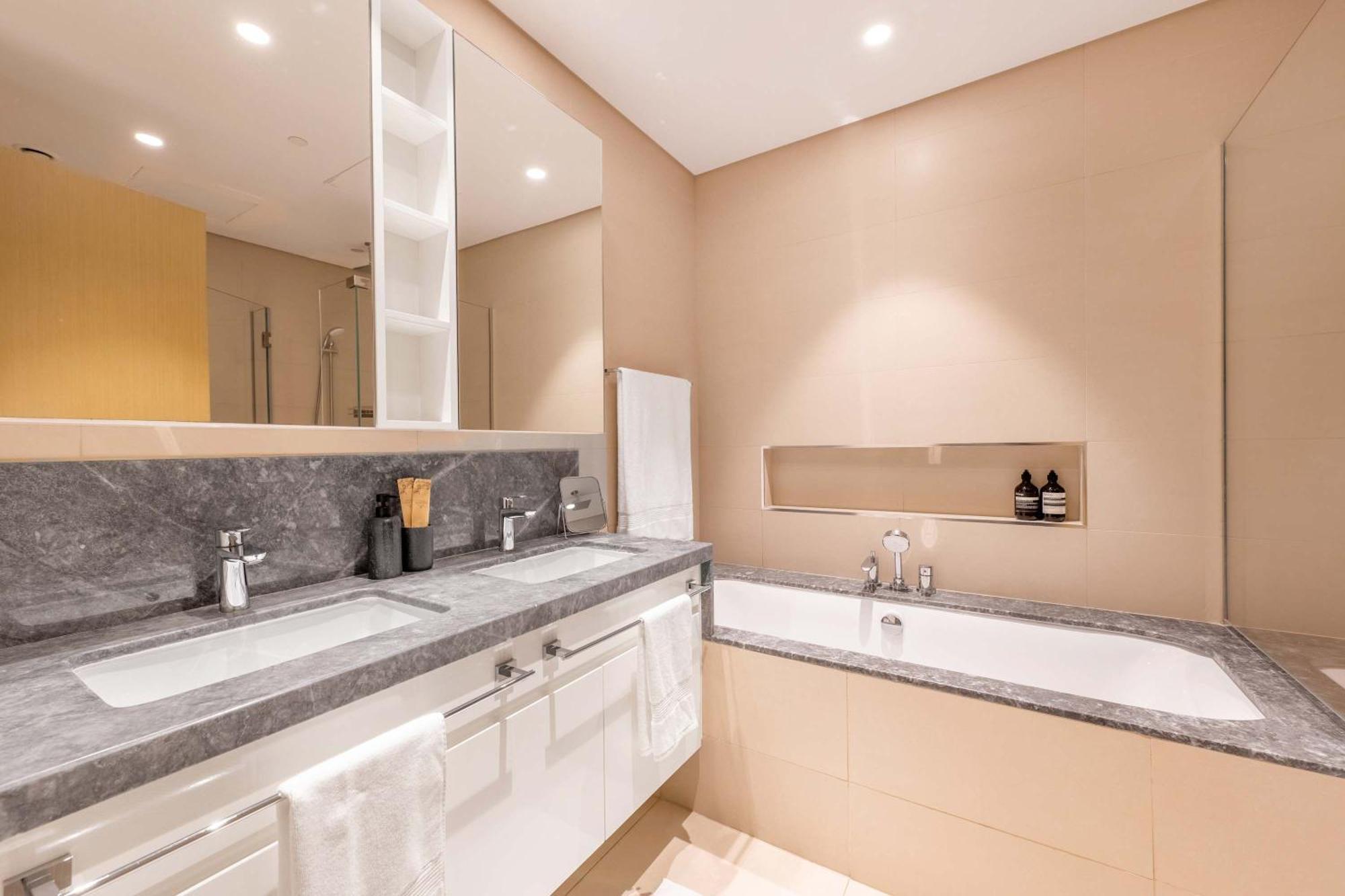 Elegant 4br With Burj Khalifa And Fountain Views Connected To Mall Dubai
