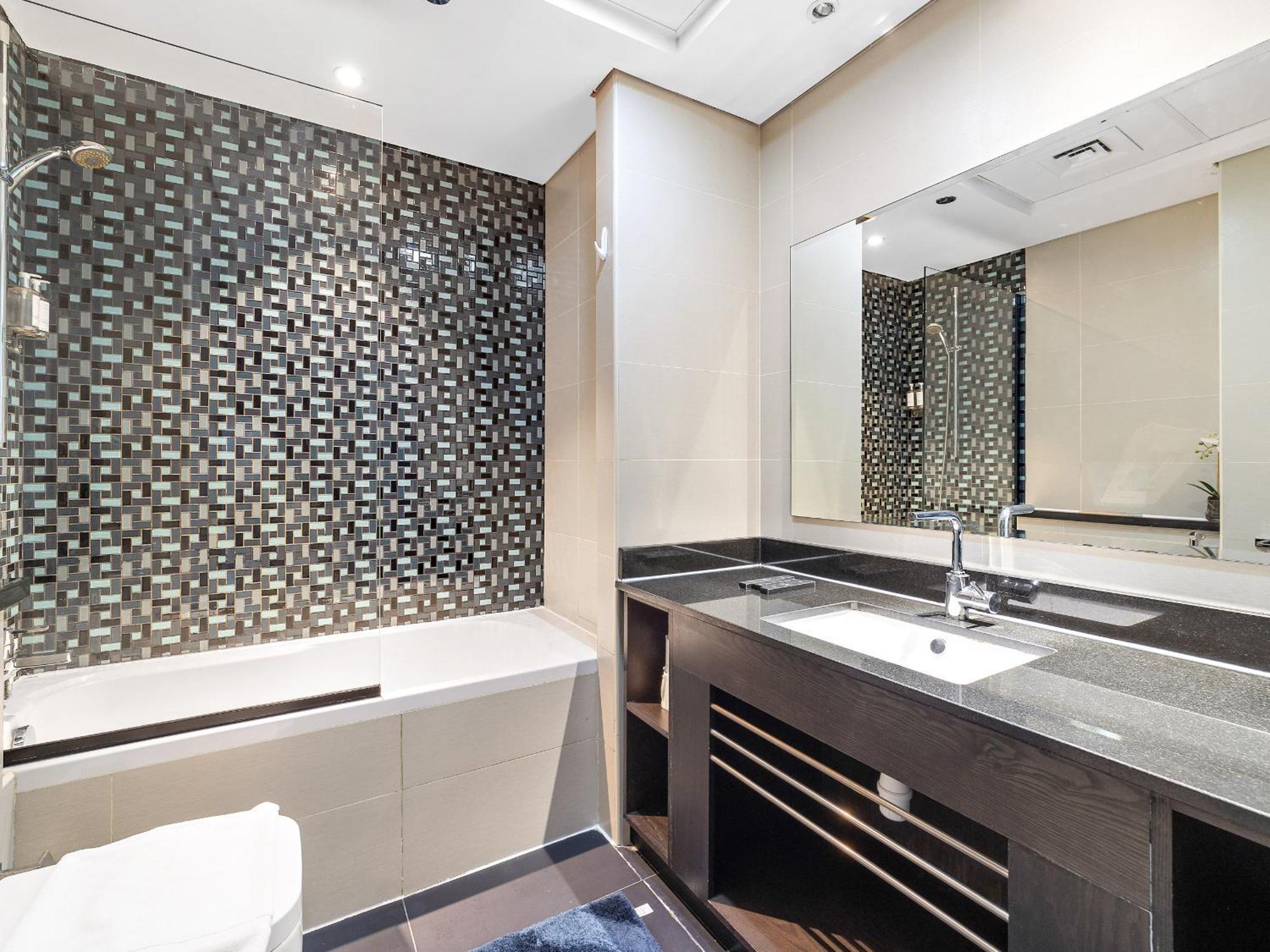 Iconic Living - 2br In Cayan Tower, Marina *