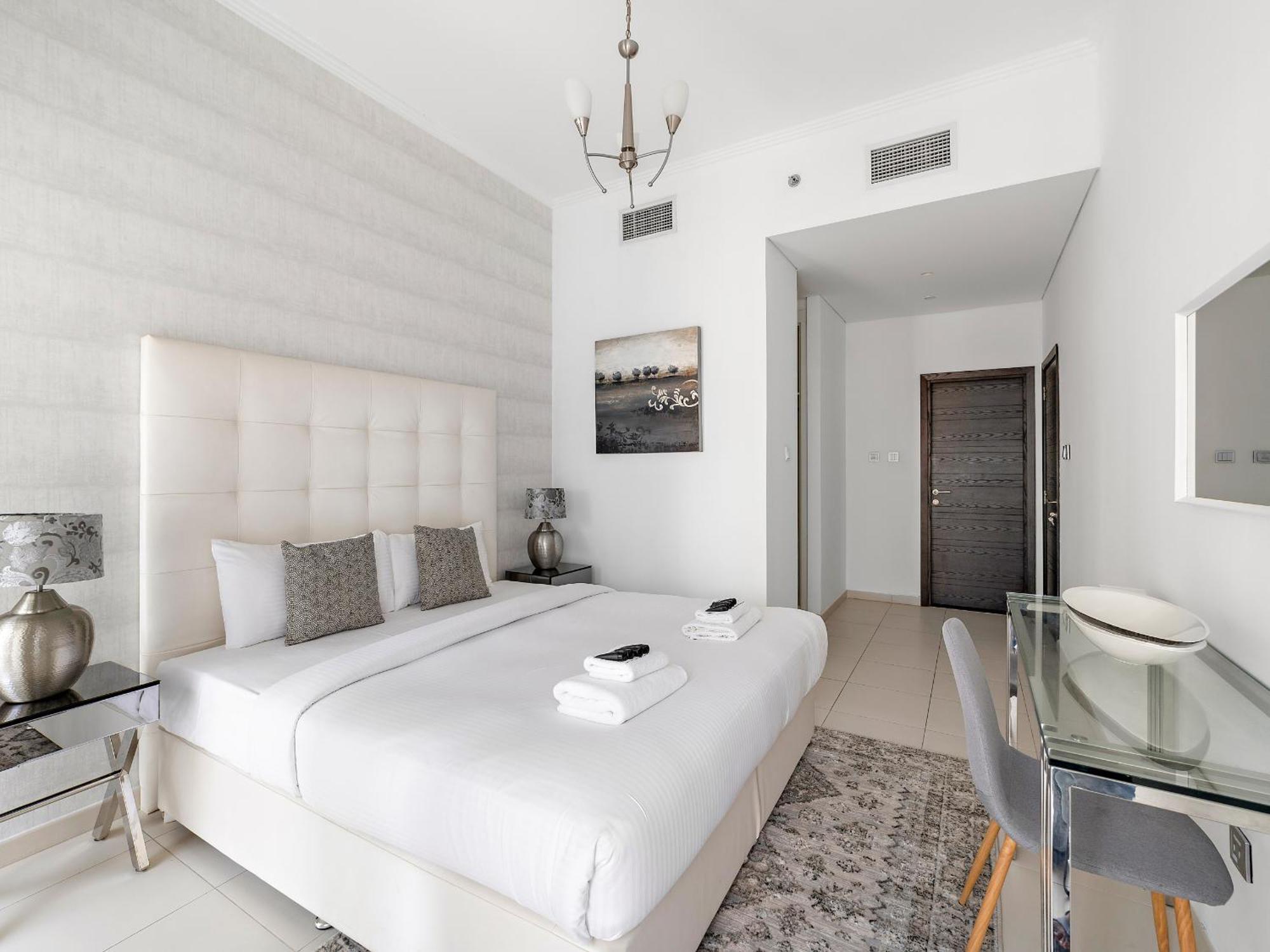 Iconic Living - 2br In Cayan Tower, Marina Apartment *