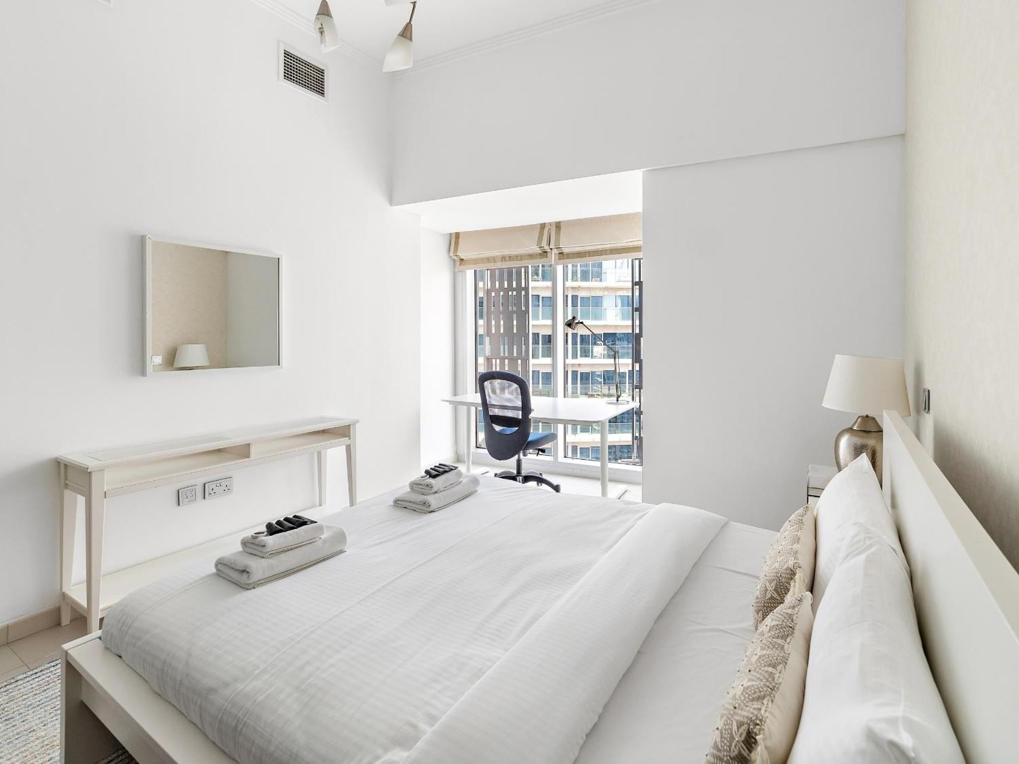 Iconic Living - 2br In Cayan Tower, Marina Dubai