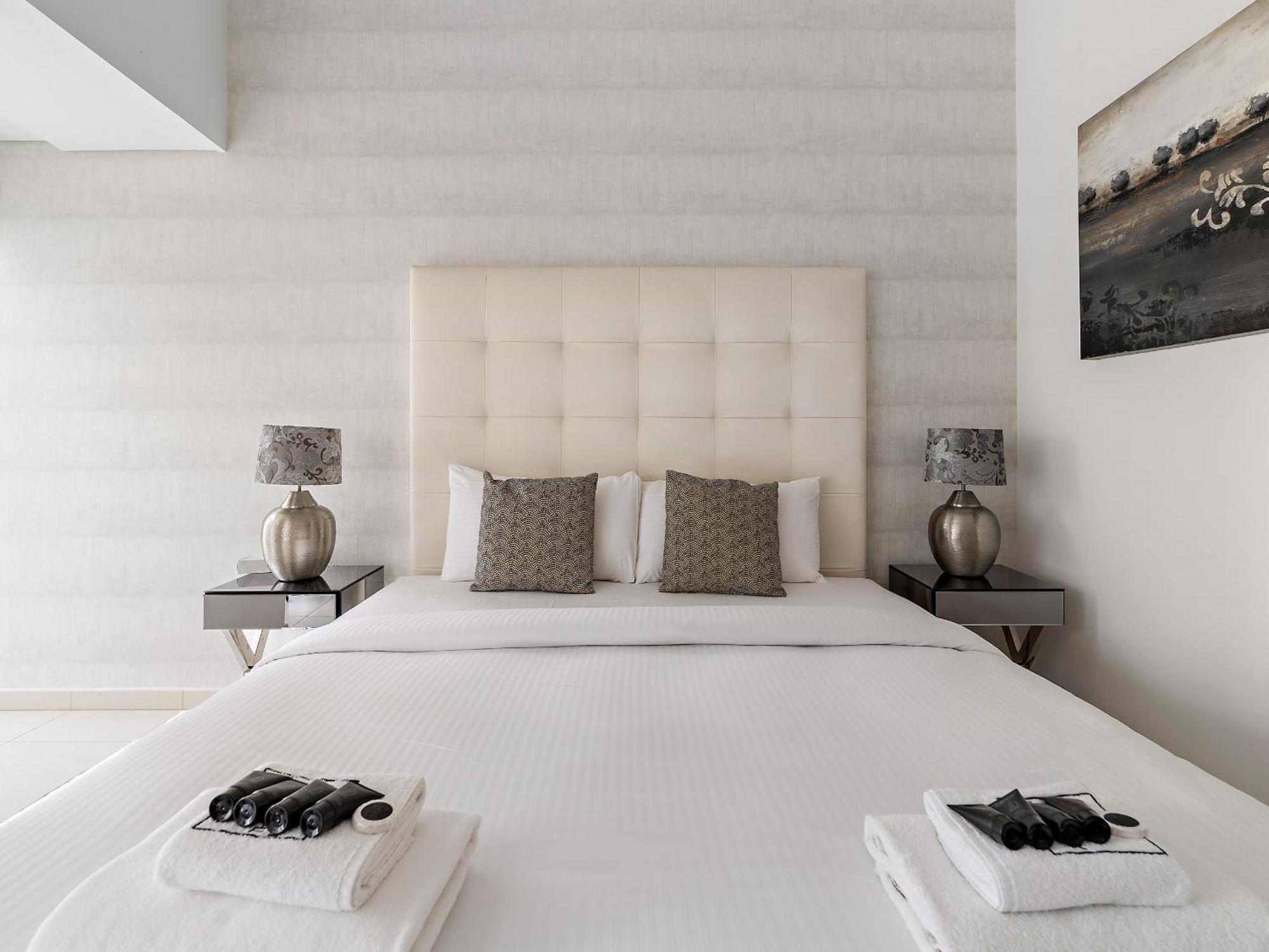 Iconic Living - 2br In Cayan Tower, Marina *
