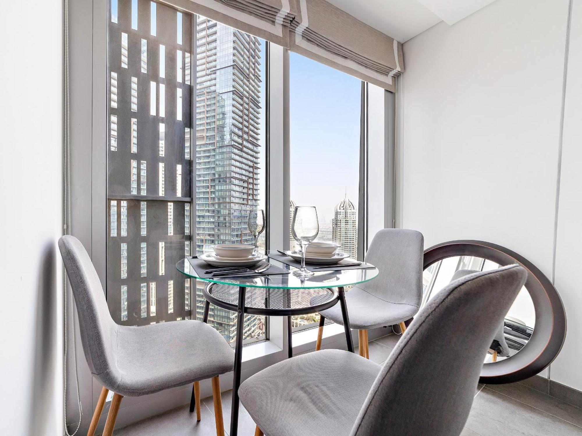 Iconic Living - 2br In Cayan Tower, Marina Apartment