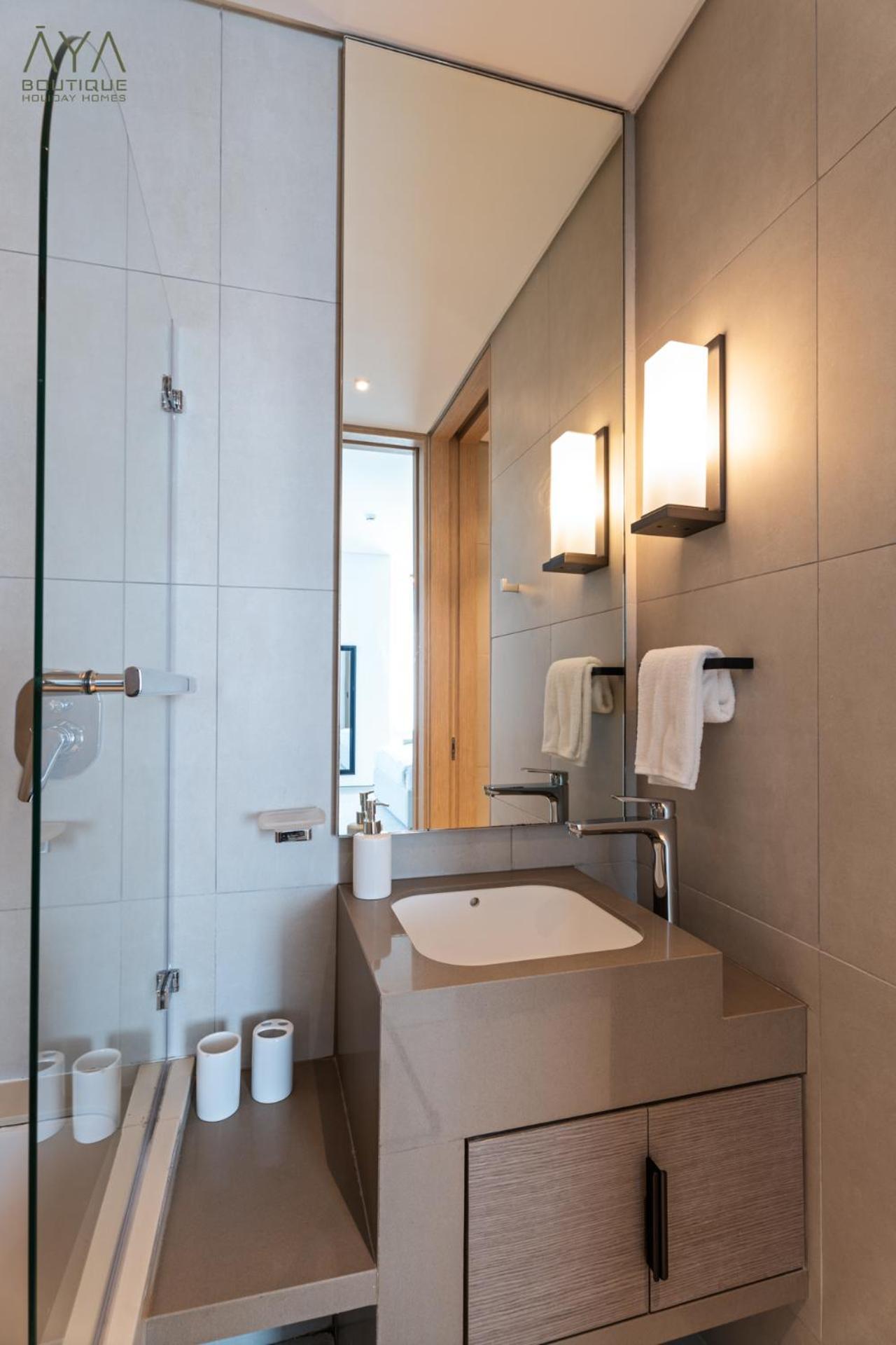 Jumeirah Gate Tower 1 - Stylish With Pool & Views Apartment Dubai