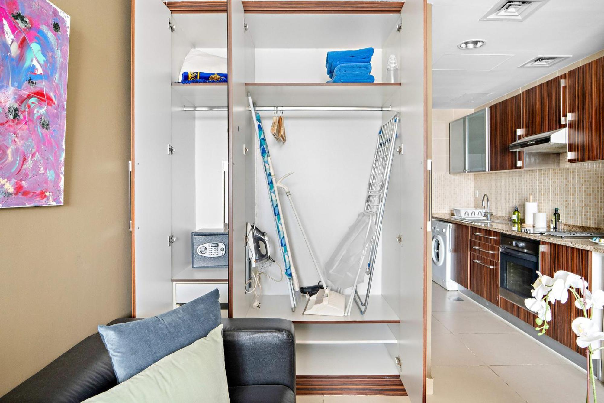 Silkhaus Spacious Near Almas West Apartment