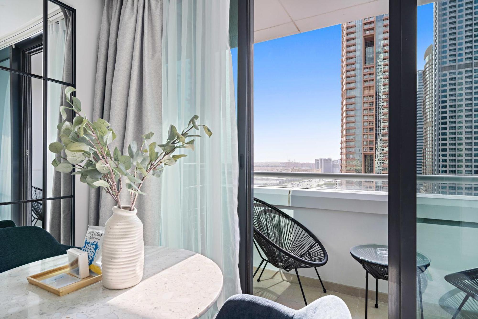 Apartment Silkhaus Spacious Near Almas West