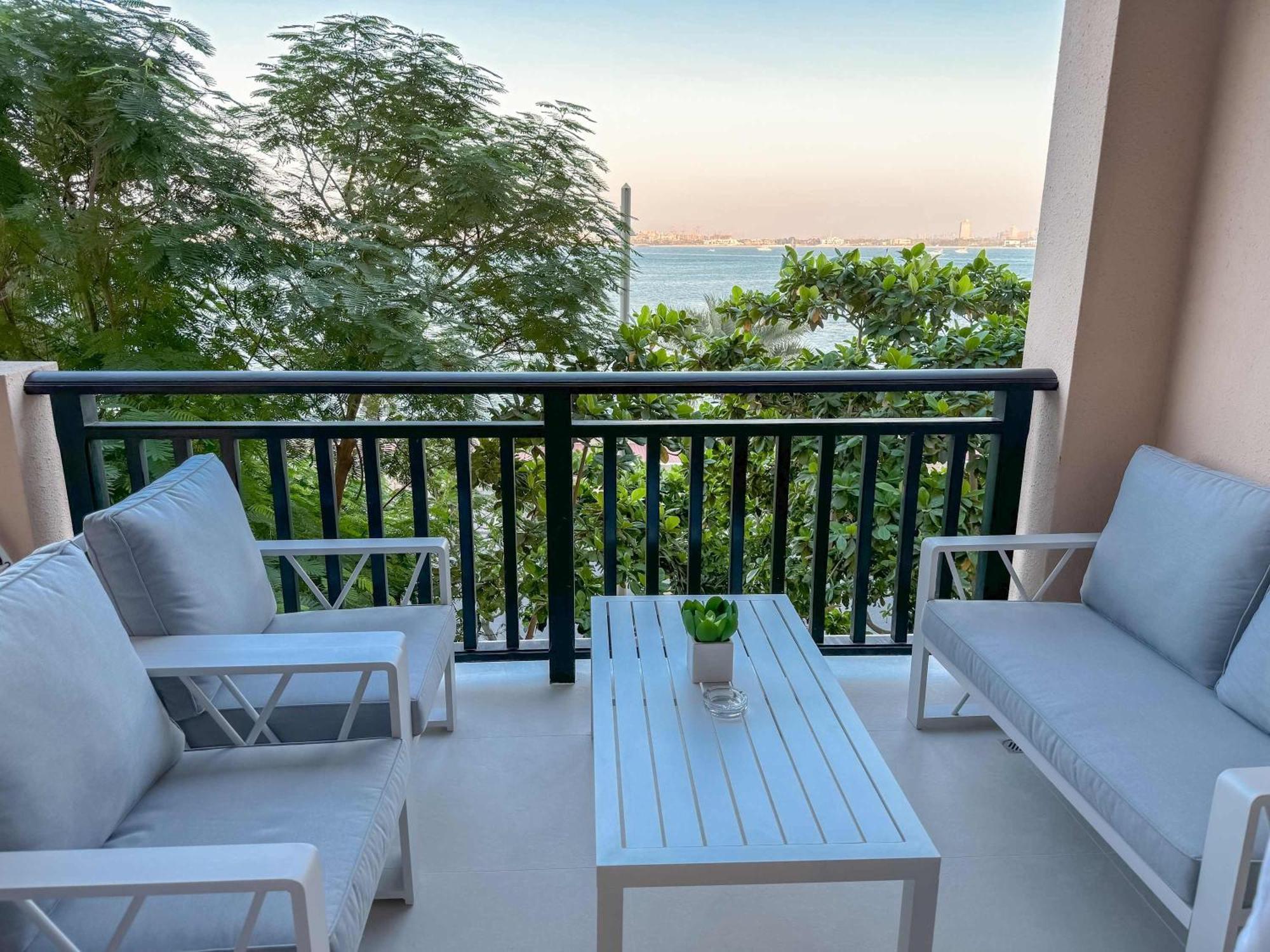 Stunning Renovated 1br At 5 Star