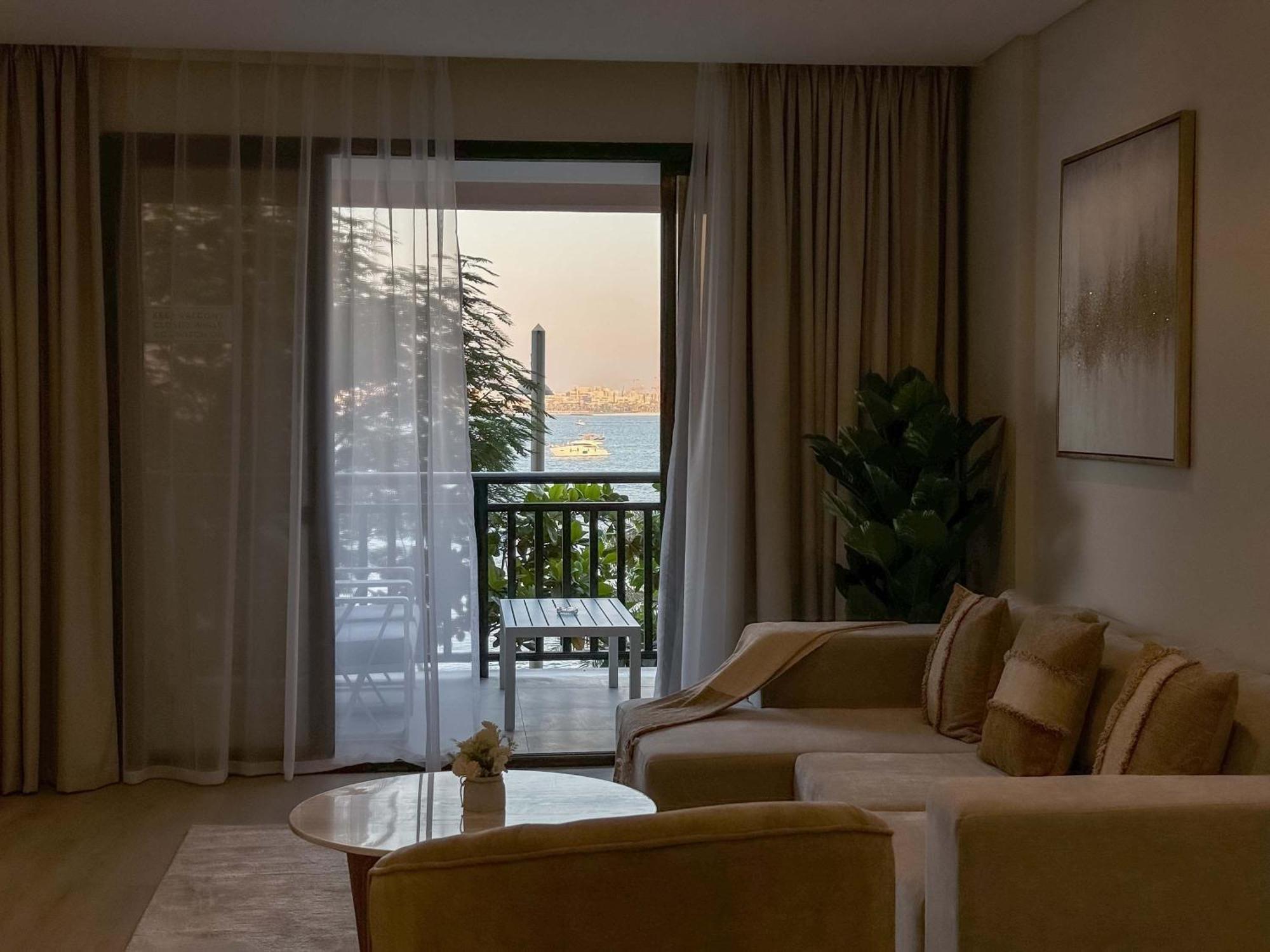 Stunning Renovated 1br At 5 Star Apartment *