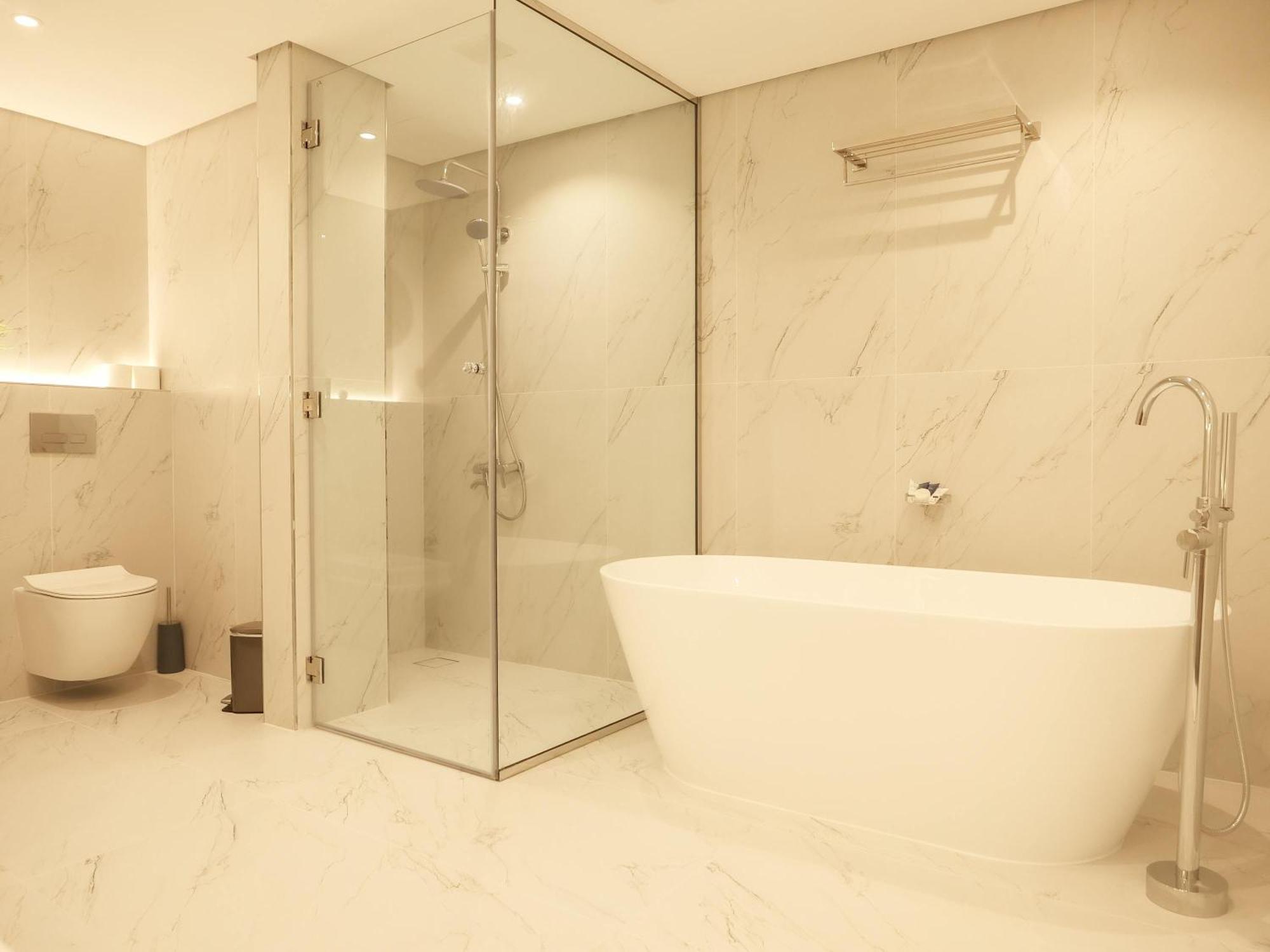 Stunning Renovated 1br At 5 Star Dubai