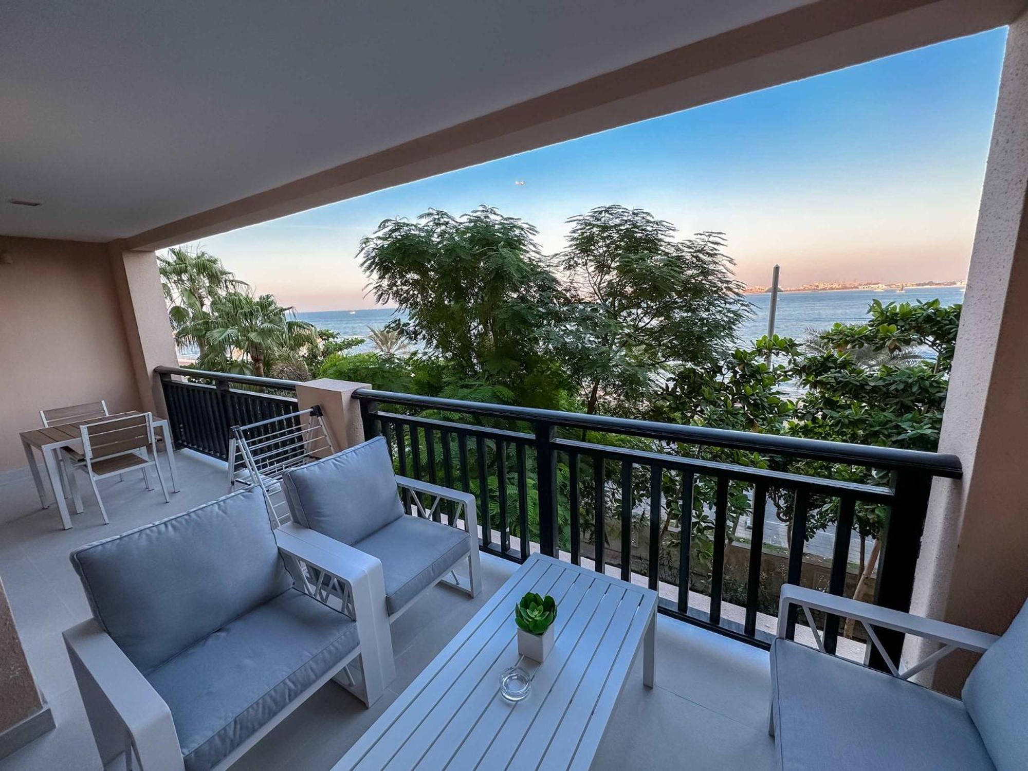 Stunning Renovated 1br At 5 Star