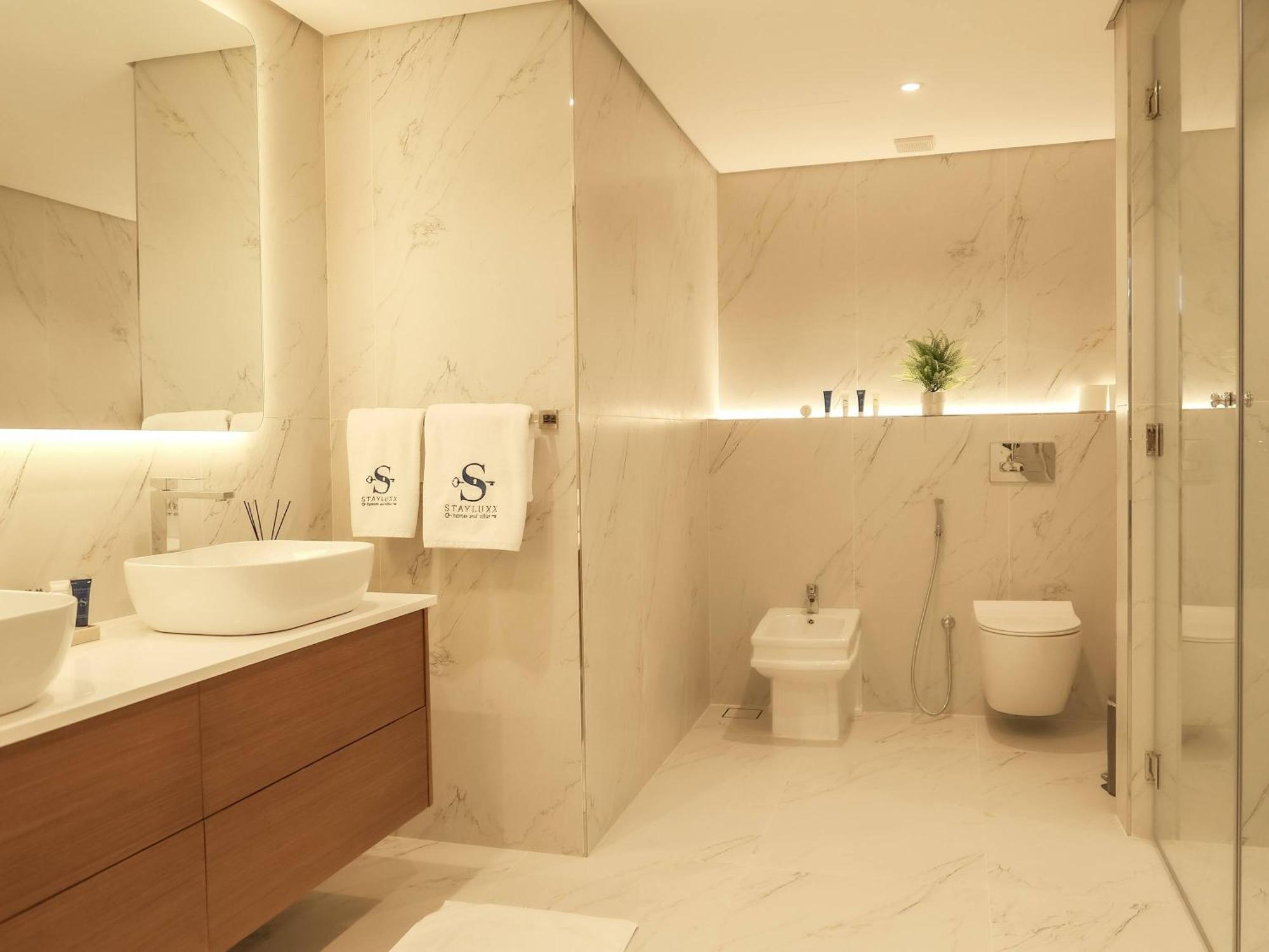 Stunning Renovated 1br At 5 Star Apartment