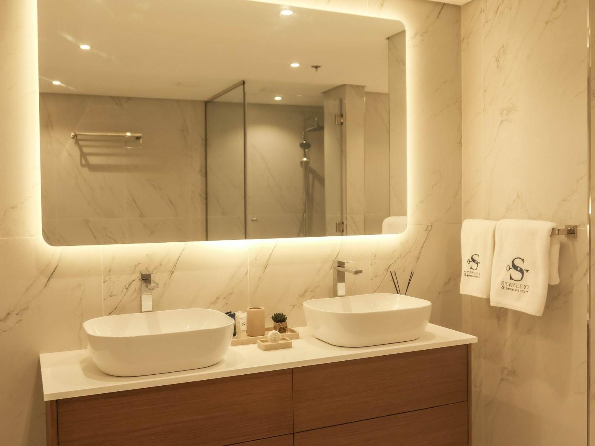 Stunning Renovated 1br At 5 Star Apartment *