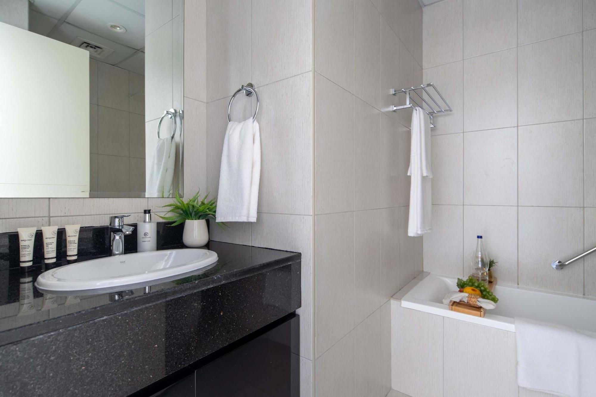 Frank Porter - Damac Ghalia *
