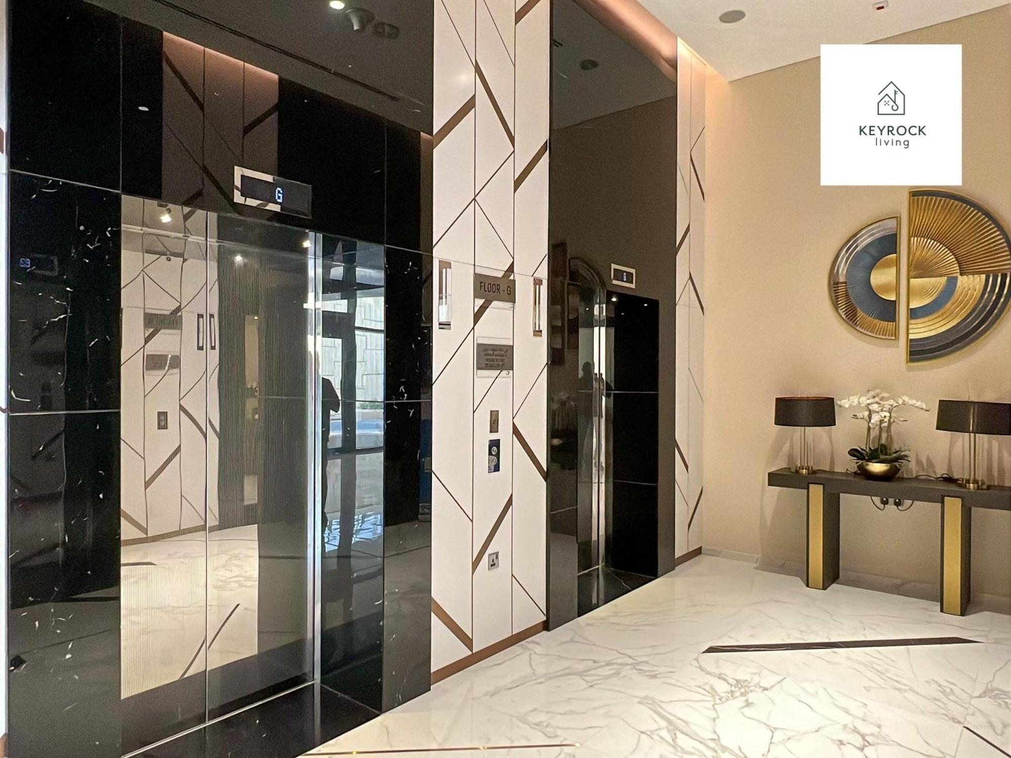 Luxurious Zada Tower Retreat By Keyrock Living Apartment *