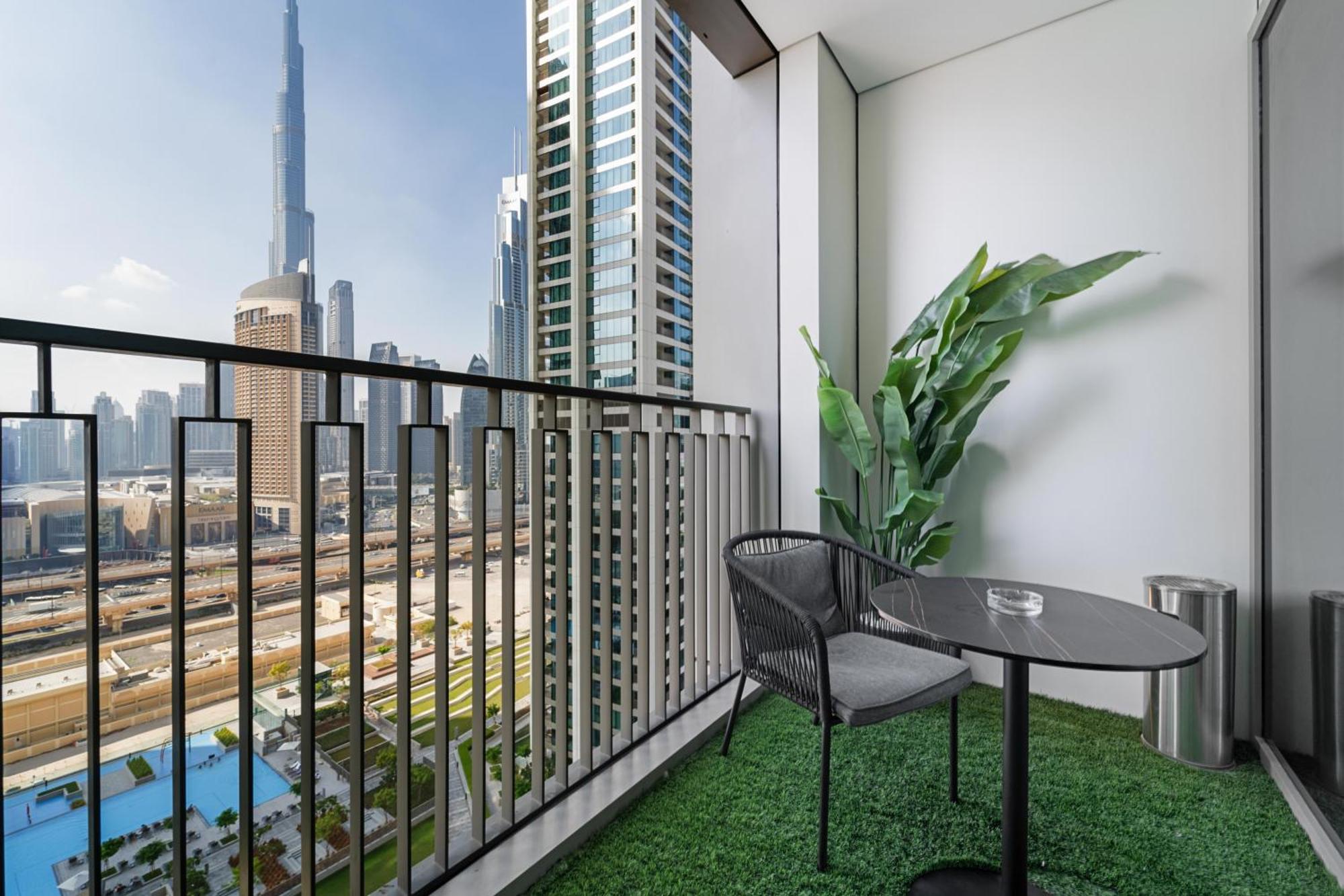 Amazing 2br Burj Khalifa View Steps Walk To Dubaimall