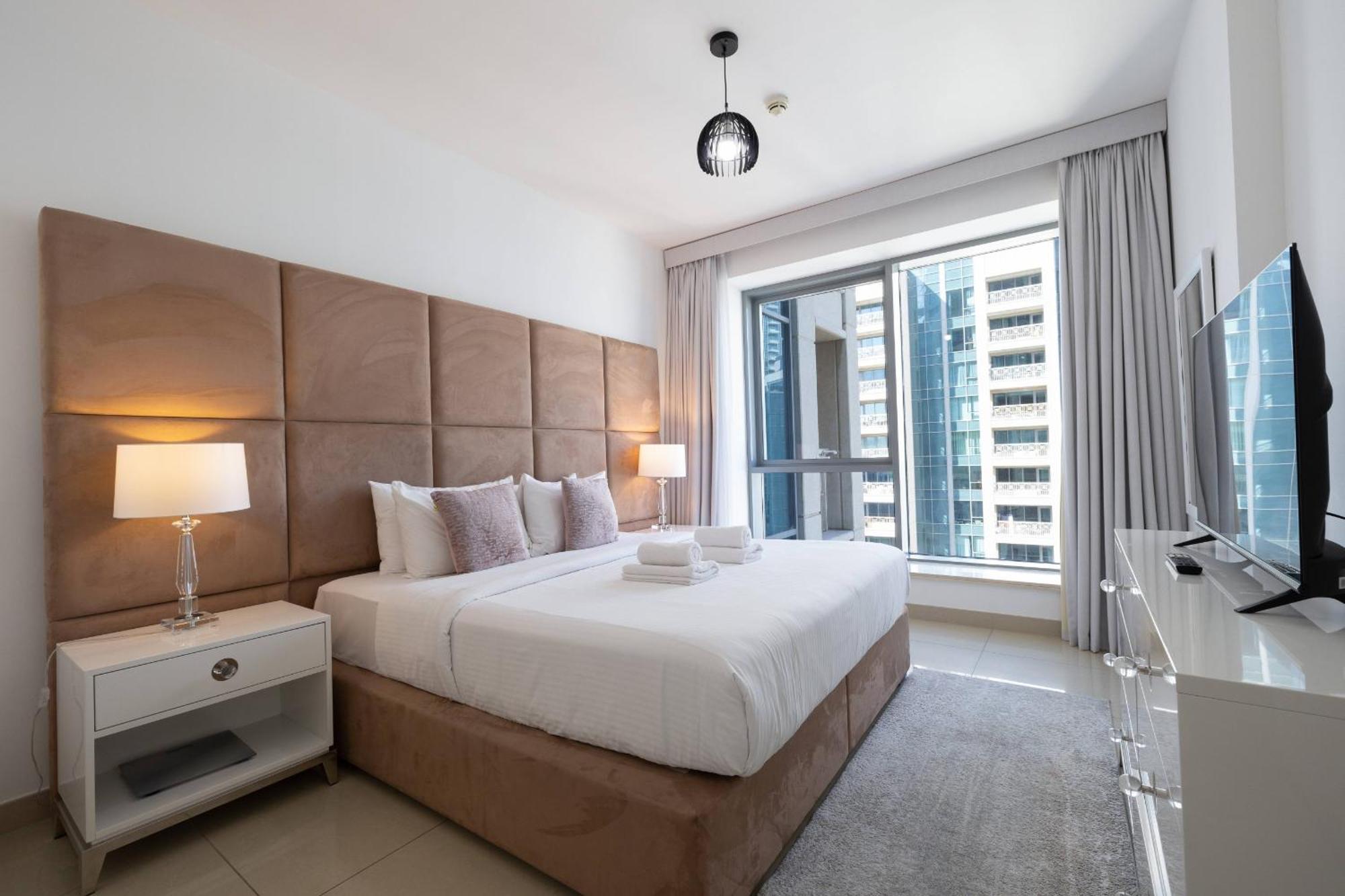 Signature Burj Khalifa View Residence Apartment *
