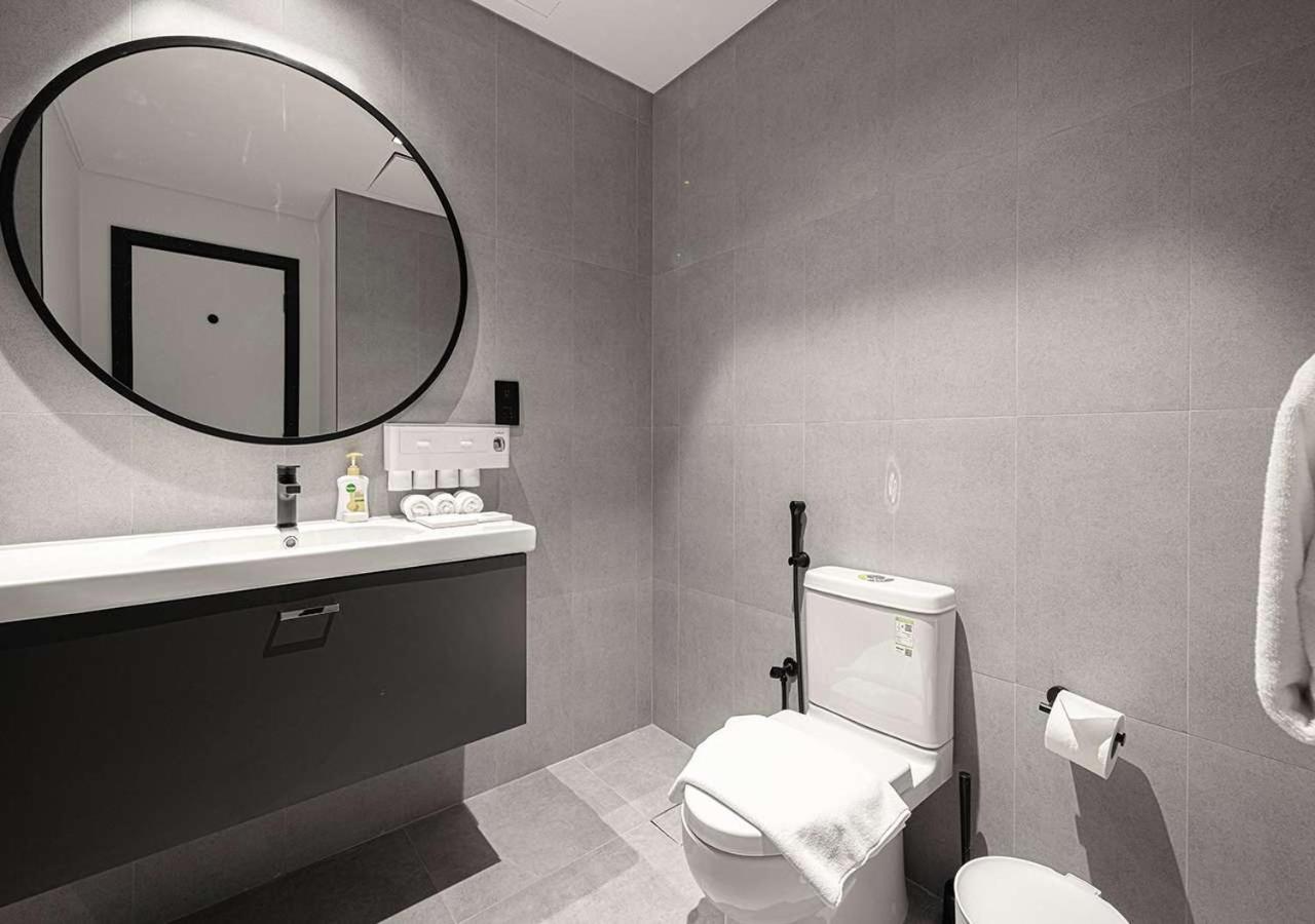 Chic With Amenities