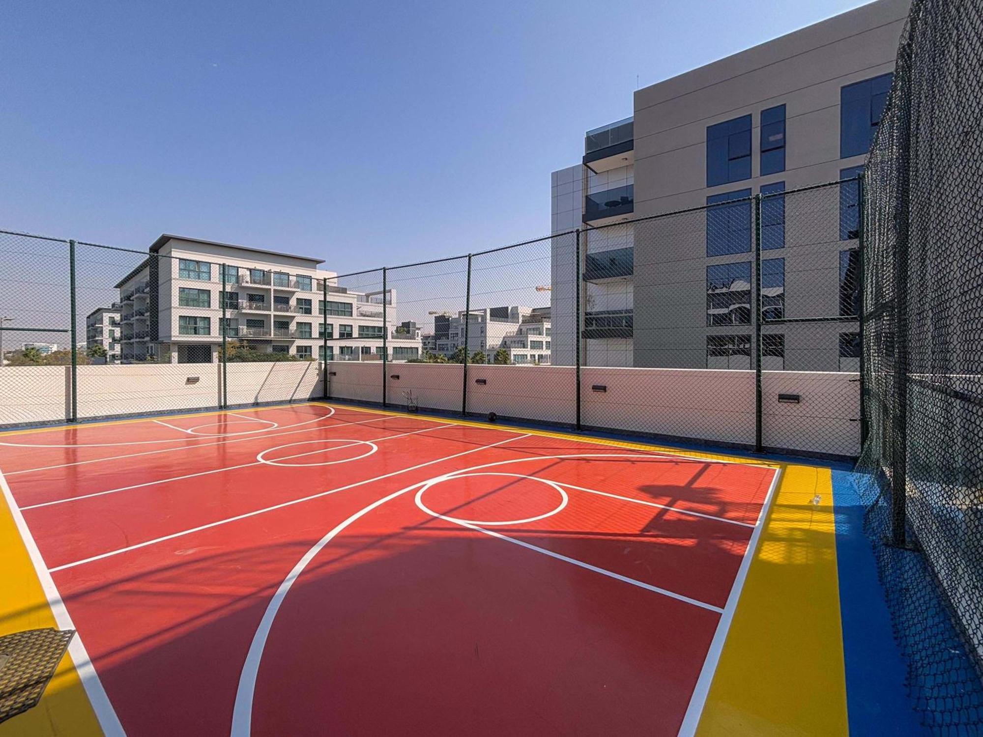 Frank Porter - Samana Golf Avenue Apartment Dubai