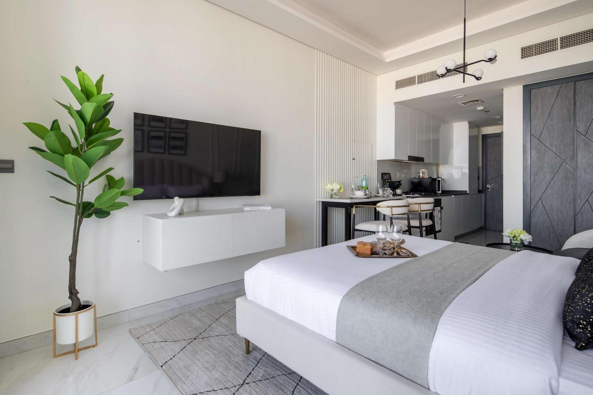 Frank Porter - Samana Golf Avenue Apartment Dubai
