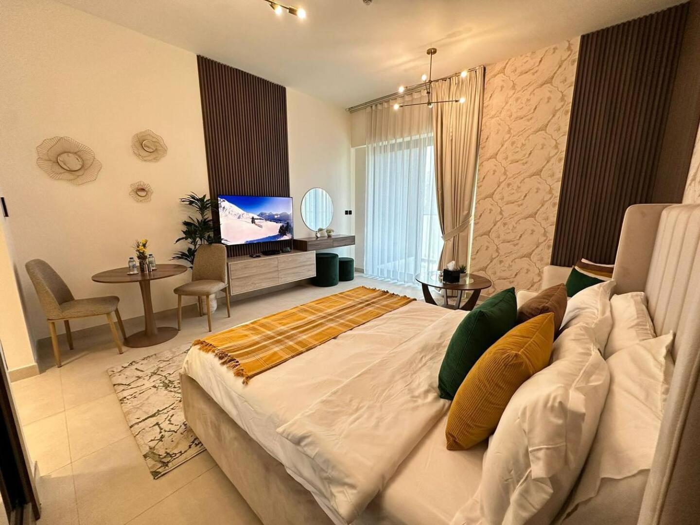 Elegant With Burj Khalifa & Canal Views Apartment *