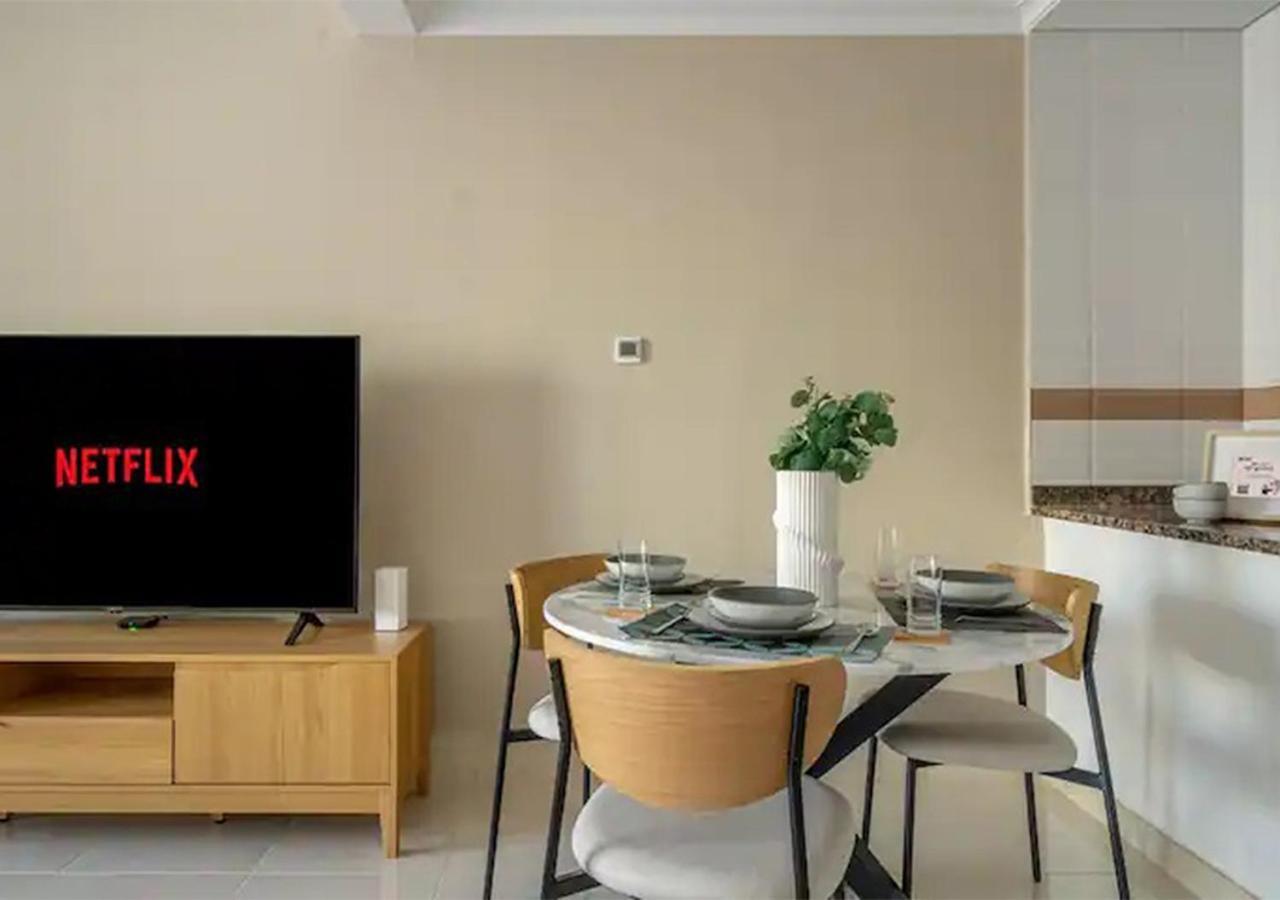 Elegant With Partial Sea View In Court Tower Apartment