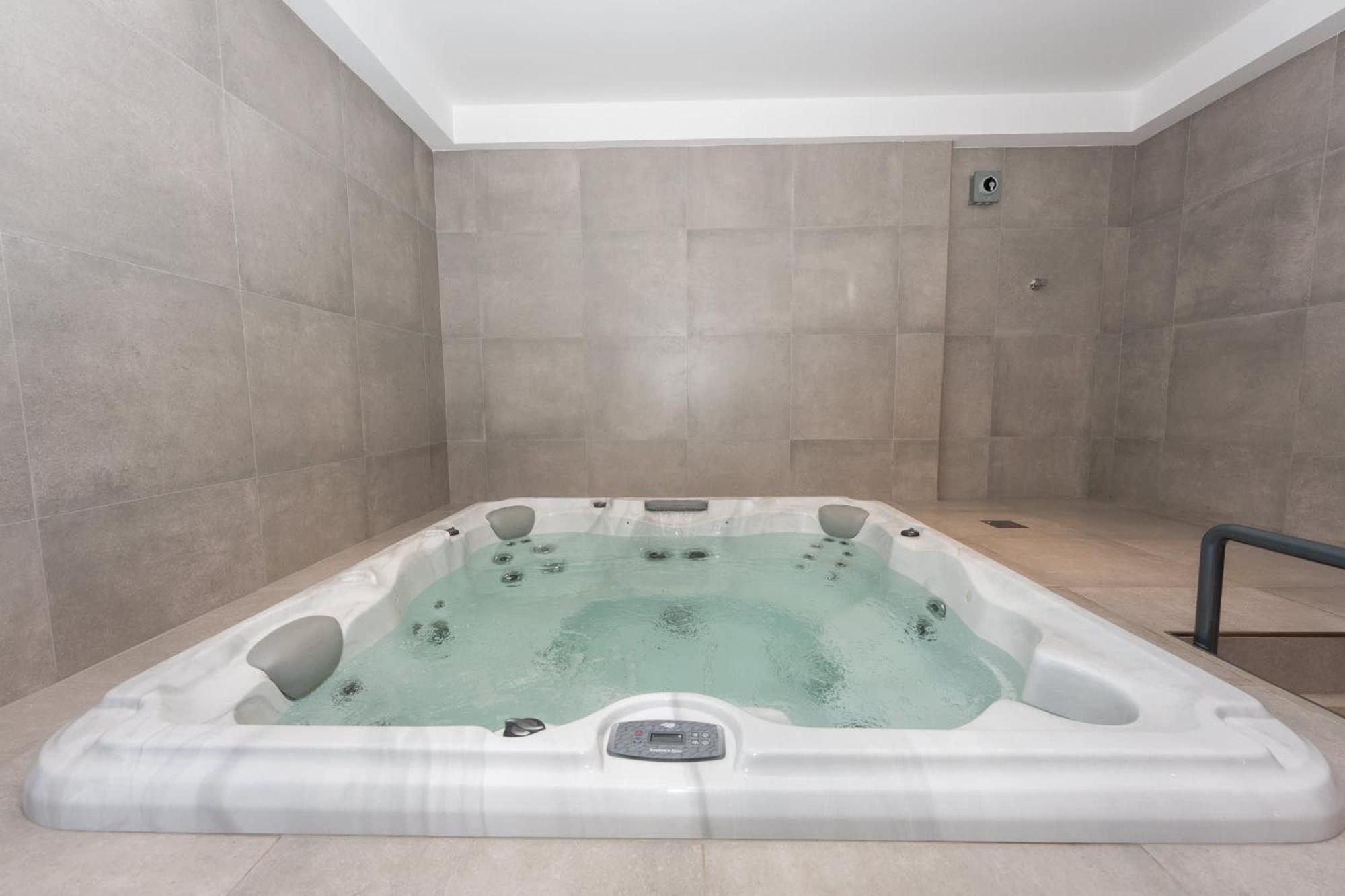 Sleek In Jumeirah Village Triangle Apartment